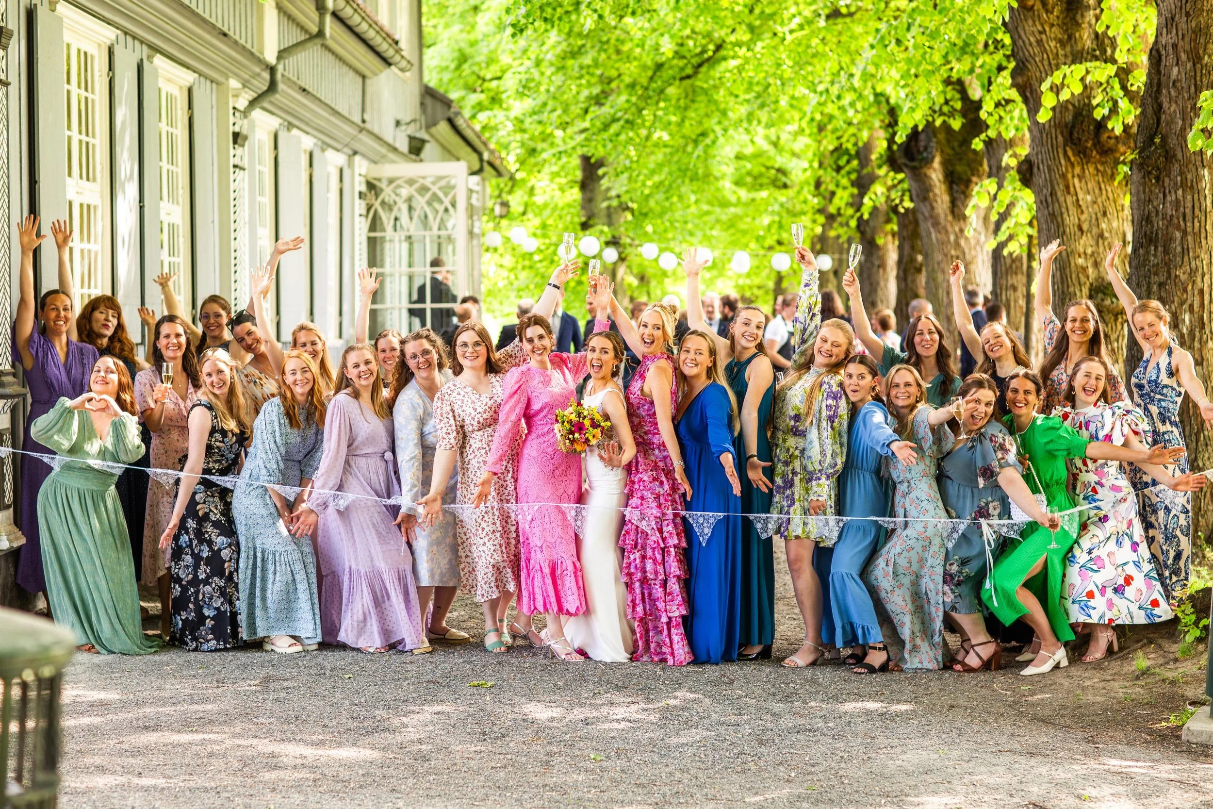Kvinnelige gjester samlet til fotoshoot på Nordre Skøyen hovedgård i Oslo