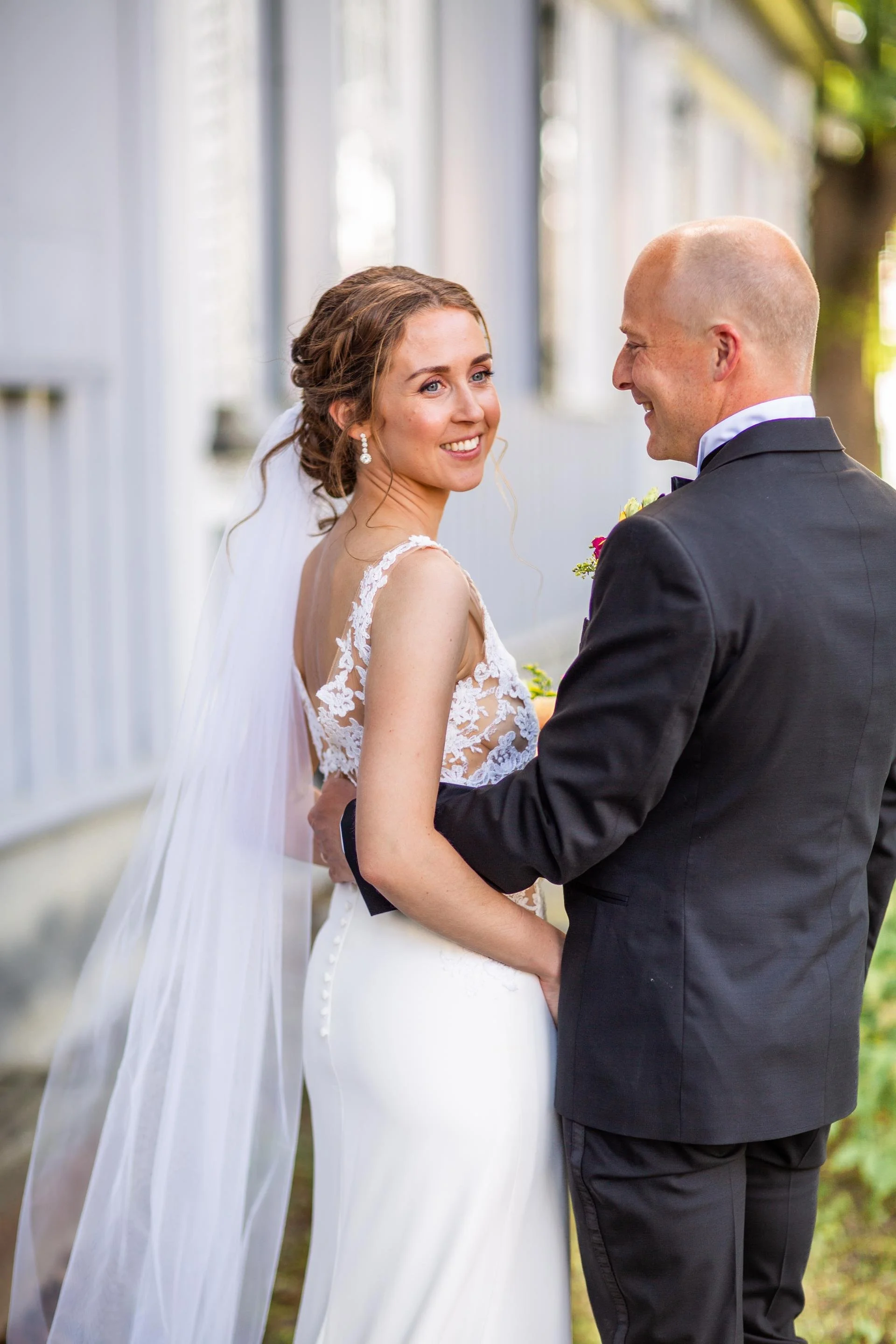 Brudepar under fotoshoot på Nordre Skøyen hovedgård i Oslo