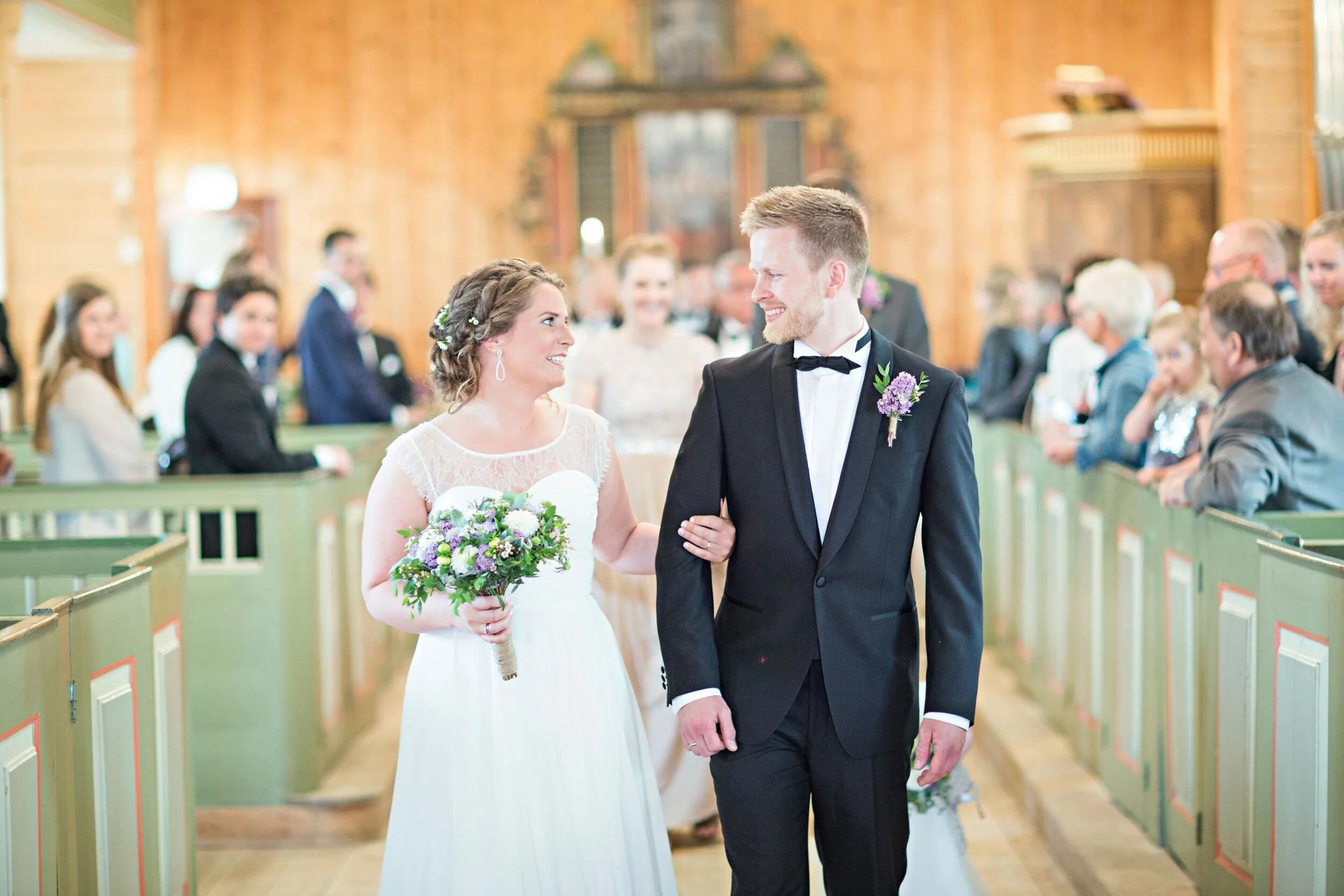 Bryllupsfotografering av brudepar i kirken