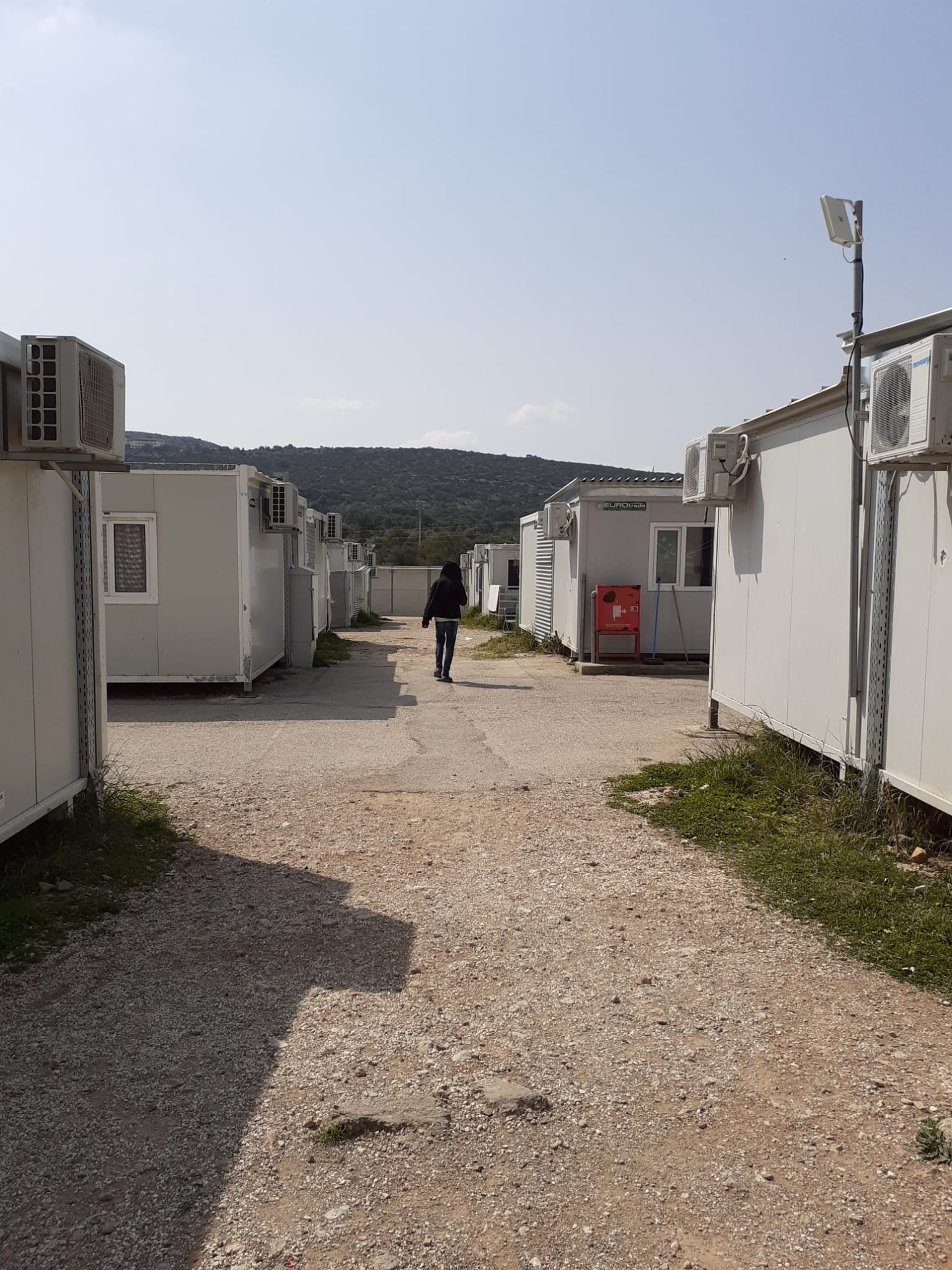 In deze straat wonen 1300 mensen. Het kamp is omringd door een betonnen muur.