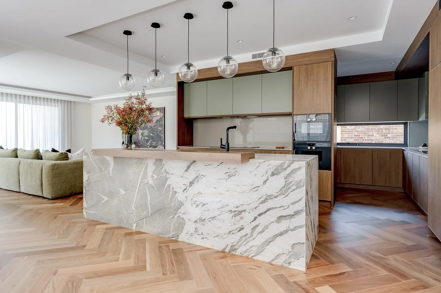 A space that invites you in...

Builder: @blacketthomes
Joinery: @pioneerkitchenscanberra
Material Suppliers: @polytec, @bonos_marble_and_granite, @avantstone &amp; @wkstoneau
Photographer: @kaseyfunnellphotography