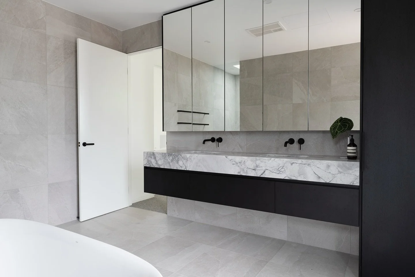From sleek surfaces to thoughtful details, this bathroom in Campbell is designed to make every moment feel intentional.

Builder: Creative Building Services
Joinery: @Pioneerkitchenscanberra
Photographer: @Kaseyfunnellphotography