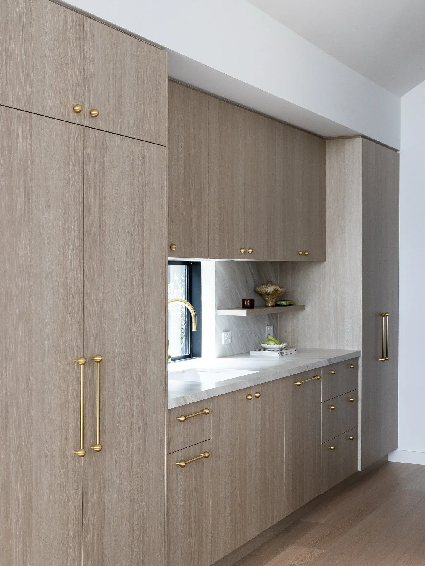 A place you want to spend time in: layered texture, soft light and joinery that keeps the kitchen calm and clutter-free.

Joinery: @pioneerkitchenscanberra
Material Suppliers: @polytec &amp; @loandcointeriors
Photographer: @kin_studio_co