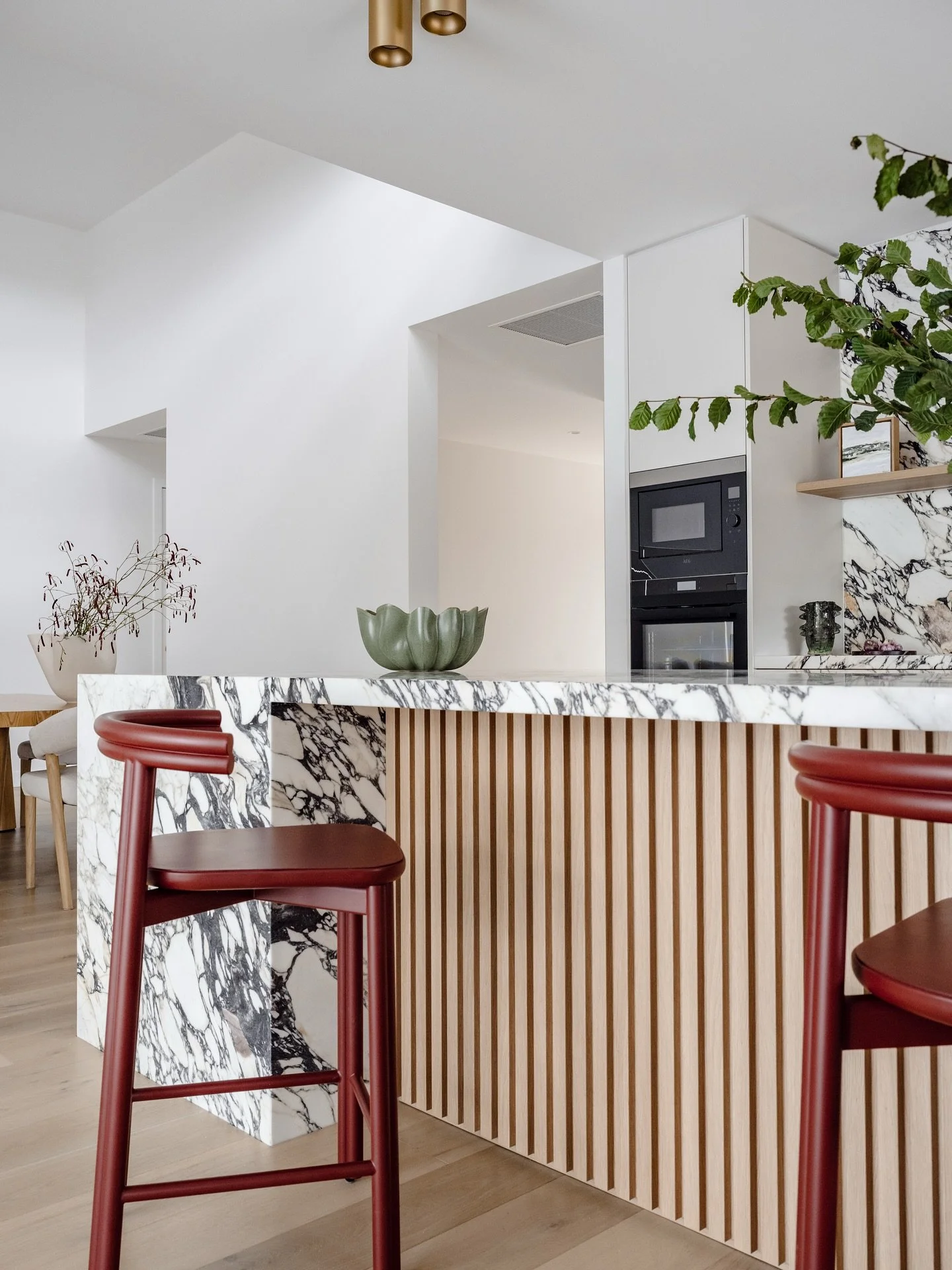 Classic white cabinetry meets warm oak accents and expressive stone in a palette that balances calm with character within this Googong kitchen. 

A space designed to work beautifully and age gracefully.

Builder: @nappoconstructions
Interior Design: 
