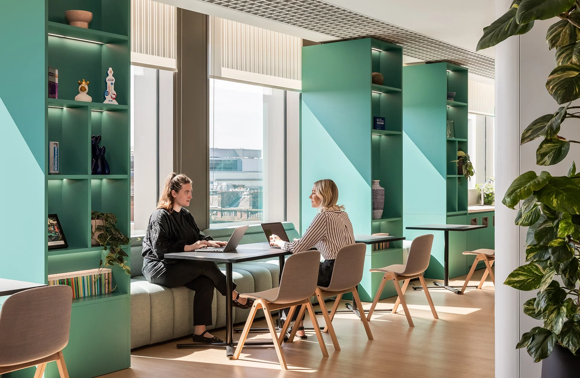 Workplace Design Photographer London - A meeting between two employees.jpg