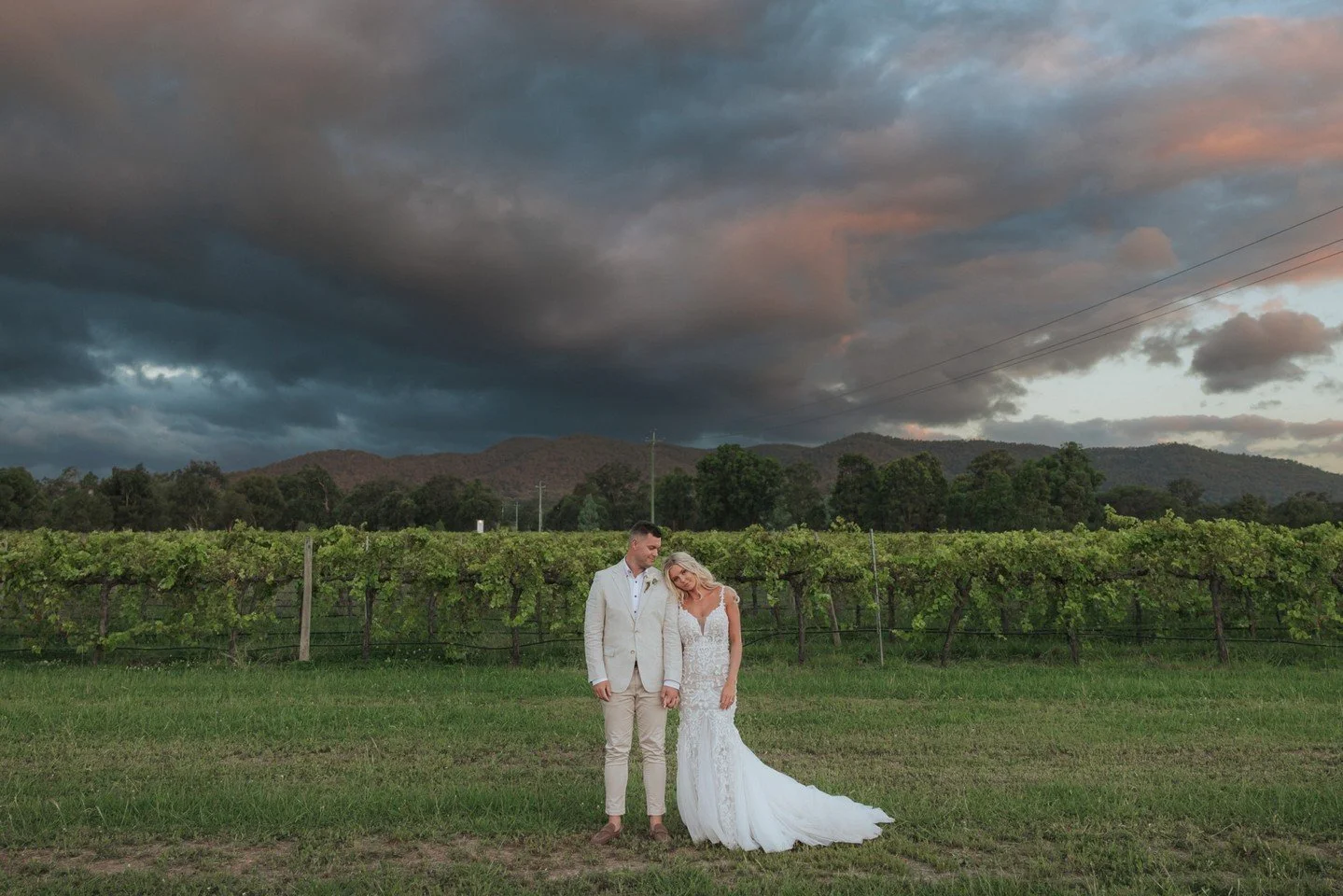This fun-loving couple, Maddie and Josh, accompanied by the vibrant Blue Wren Farm, created their own love story beneath Mudgee's picturesque skies and vineyard horizons 🌅