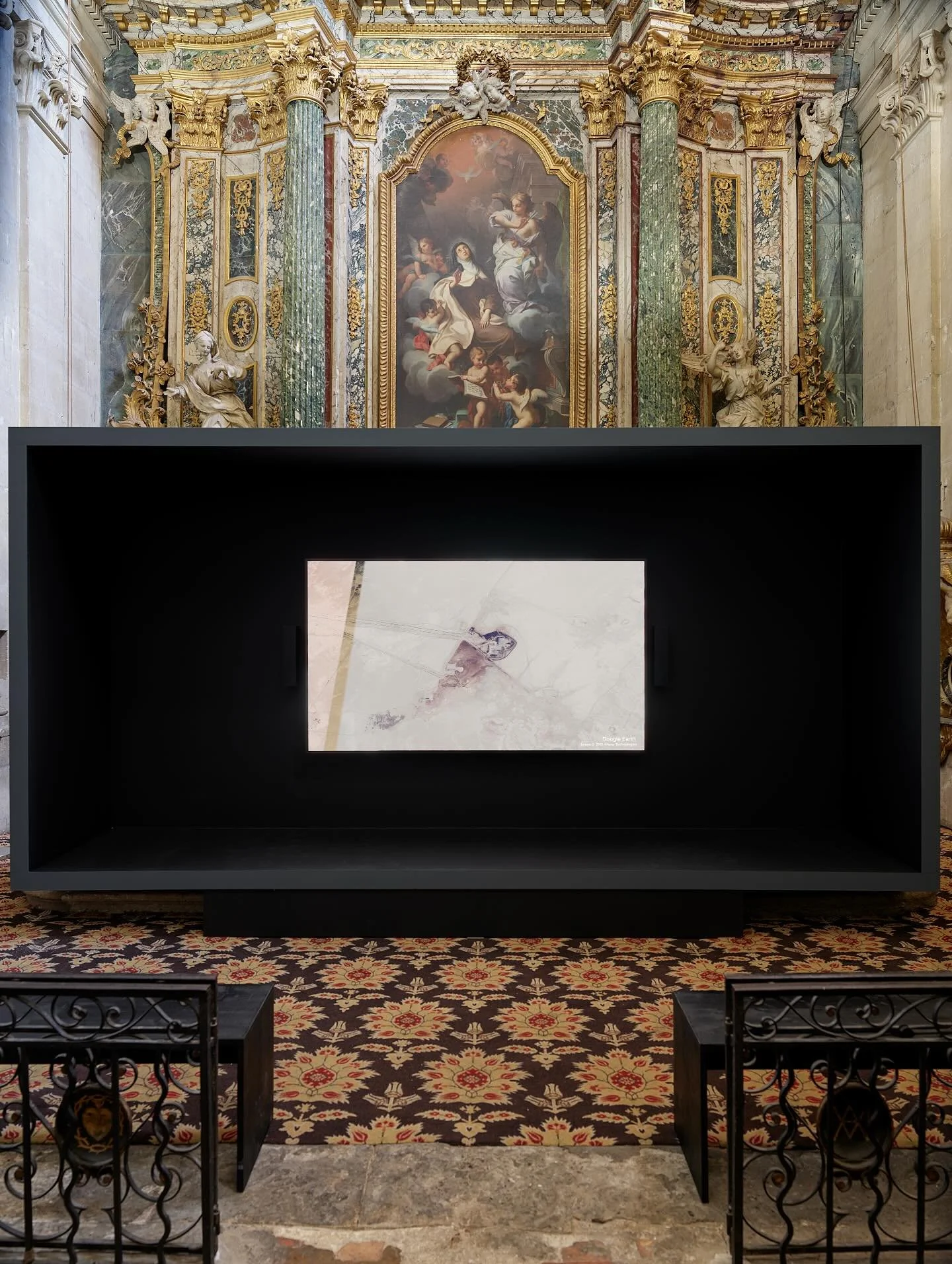 Vue de l&rsquo;exposition &ldquo;Perdre le nord&rdquo; de Carine Kreck&eacute; (@carinekrecke) avec la collaboration artistique d&rsquo;Elisabeth Kreck&eacute; et sous le commissariat de Kevin Muhlen &agrave; la Chapelle de la Charit&eacute; dans le 