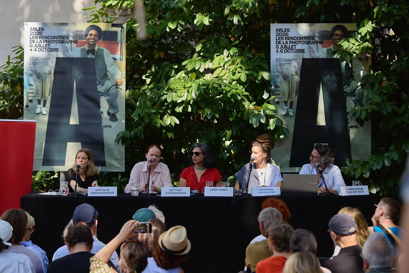 Table ronde &laquo; Le vivant dans l&rsquo;image : repenser notre place &raquo;, organis&eacute;e par les Rencontres d&rsquo;Arles (@rencontresarles) et Le Point (@lepointfr). 

Sous la mod&eacute;ration de Christophe Ono-dit-Biot (@c_ono_dit_biot), 