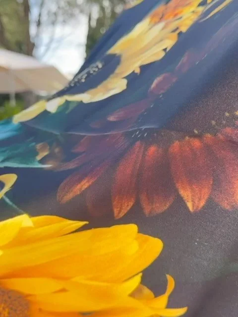 Le bouquet de tournesol, &oelig;uvre embl&eacute;matique d&rsquo;Edward Steichen, se pose d&eacute;sormais sur la soie. Ce foulard reprend l&rsquo;un des motifs floraux les plus c&eacute;l&egrave;bres du photographe et horticulteur, dont le travail s
