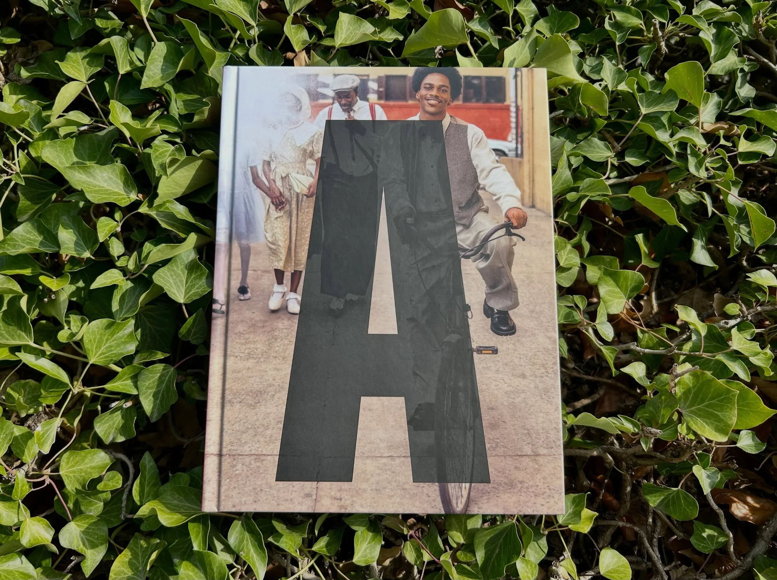 Le festival a ferm&eacute; ses portes, mais l&rsquo;exp&eacute;rience continue ! 📚✨

La 57e &eacute;dition des Rencontres d&rsquo;Arles vient de s&rsquo;achever. Que vous souhaitiez faire durer l&rsquo;&eacute;motion de votre visite ou rattraper les