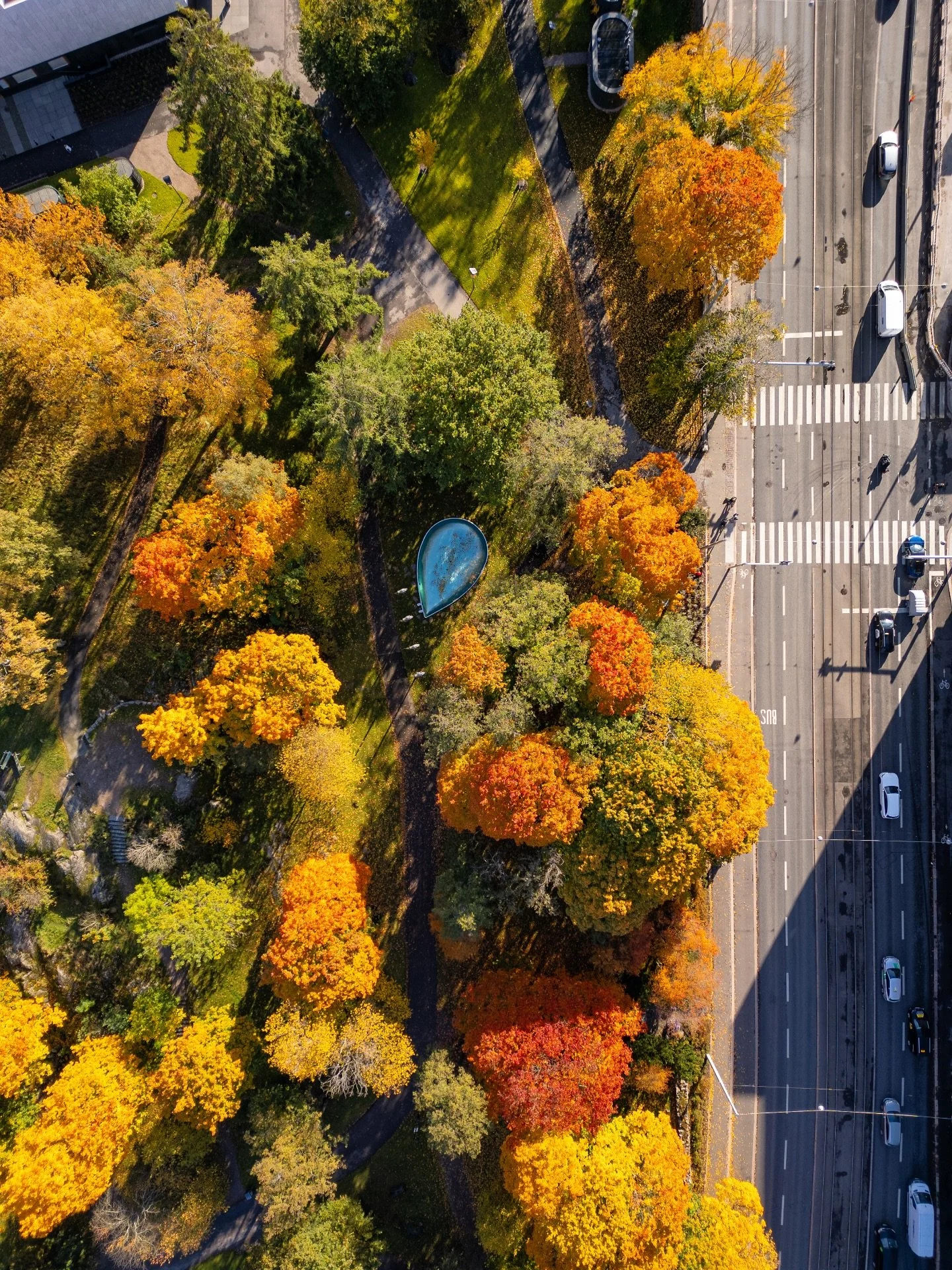 Helsinki autumn colors 💛🍁 This is T&ouml;&ouml;l&ouml;nlahti Park from above two weeks ago. You can spot the teardrop-shaped water pond, located near Finlandia Hall. 💧 

More autumn photos coming soon 🙌🏻📸

#Helsinki #ruska #MyHelsinki #visitfin