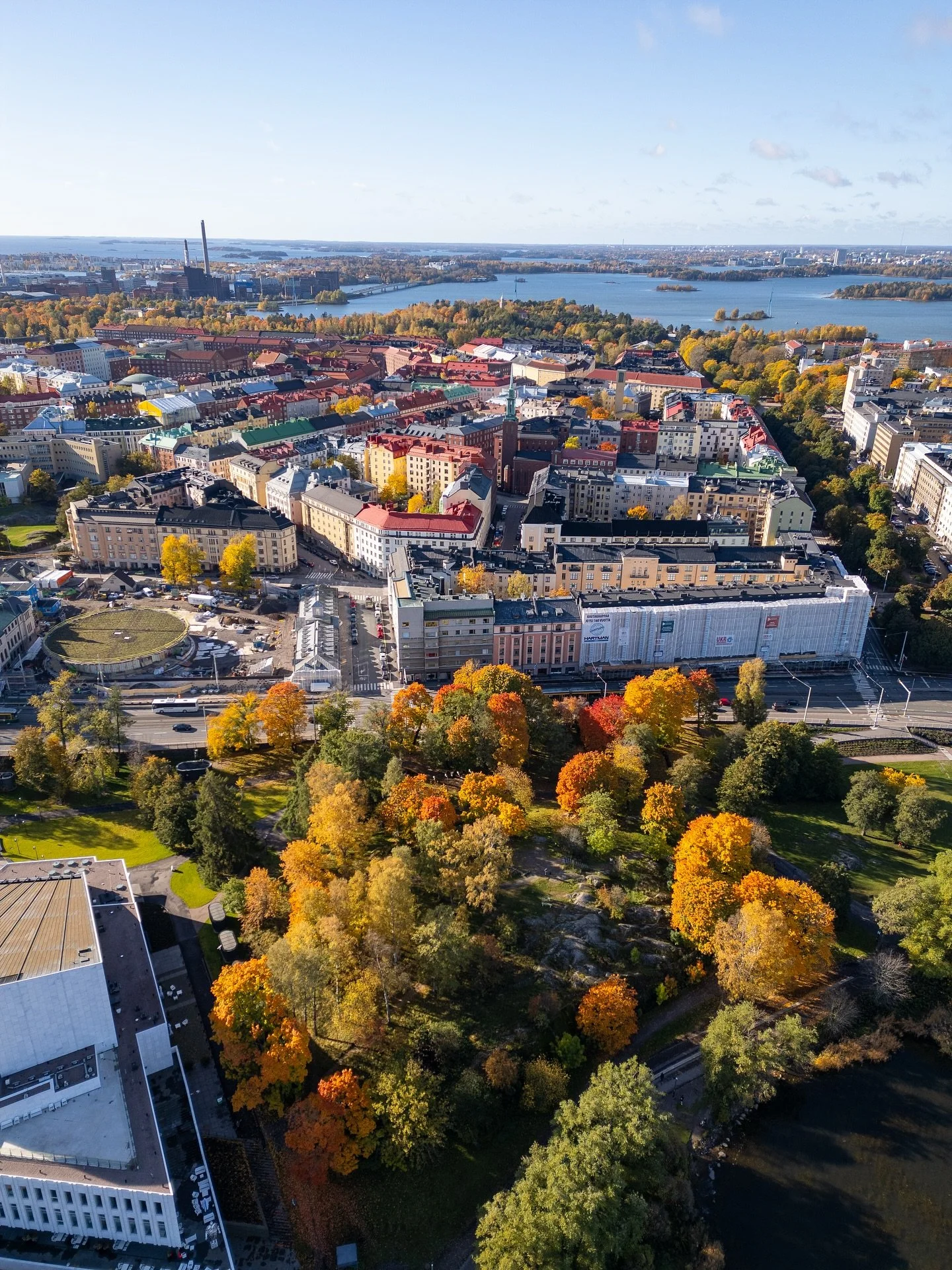 Colorful Helsinki layers 🚁🍁 This is T&ouml;&ouml;l&ouml; district from above two weeks ago.

It&rsquo;s so rainy outside today, but this photo reminds me of the sunny days. ☀️

You can also spot the construction site of the new National Museum buil