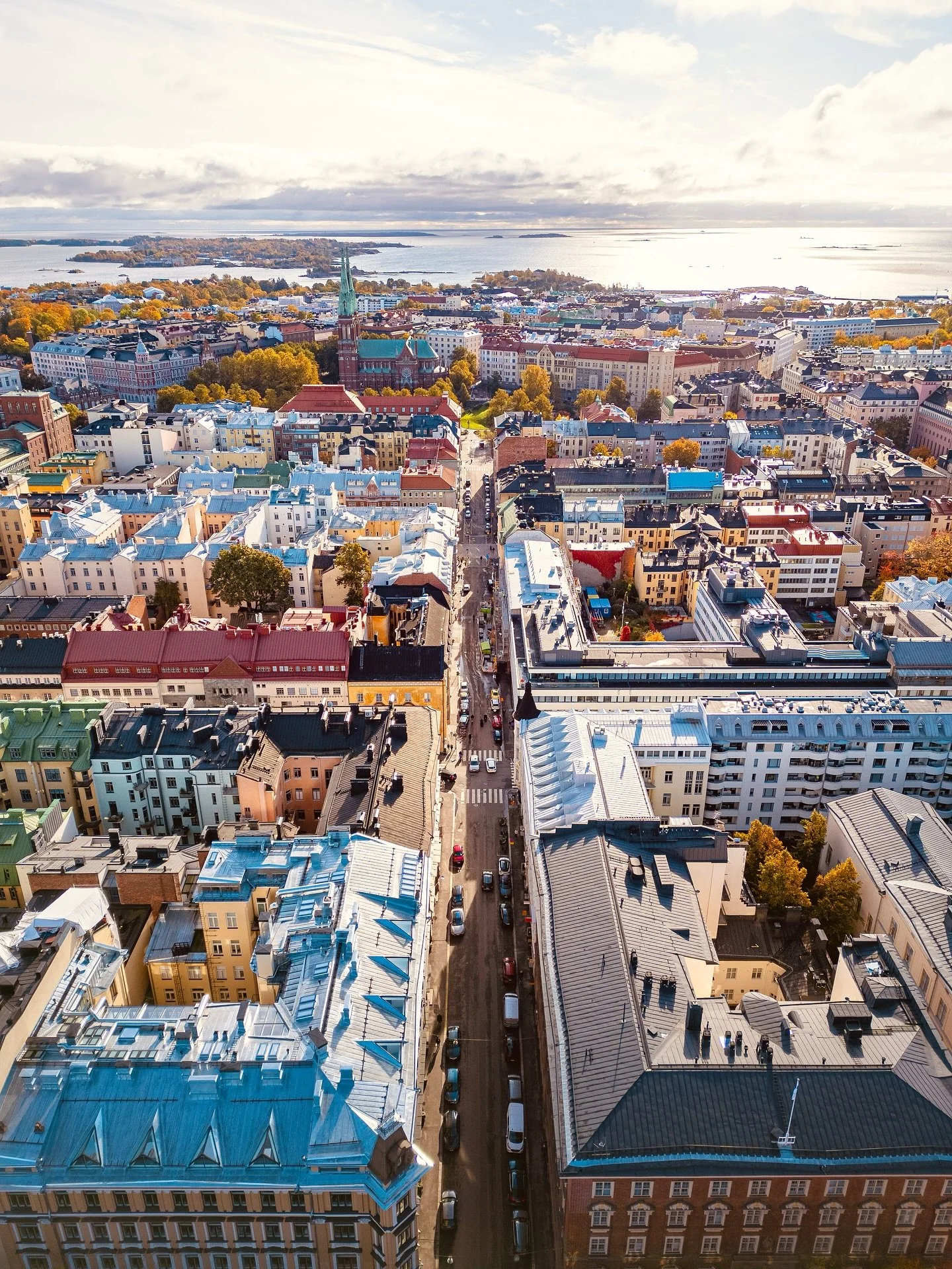 Helsinki 💛🚁 It&rsquo;s raining again, but these photos remind me how bright Helsinki can be. ☀️🍁

1️⃣ Aerial view over Old Church Park facing south. You can spot the sea, St. John&rsquo;s Church, and even Suomenlinna on the horizon.
2️⃣ Autumn col