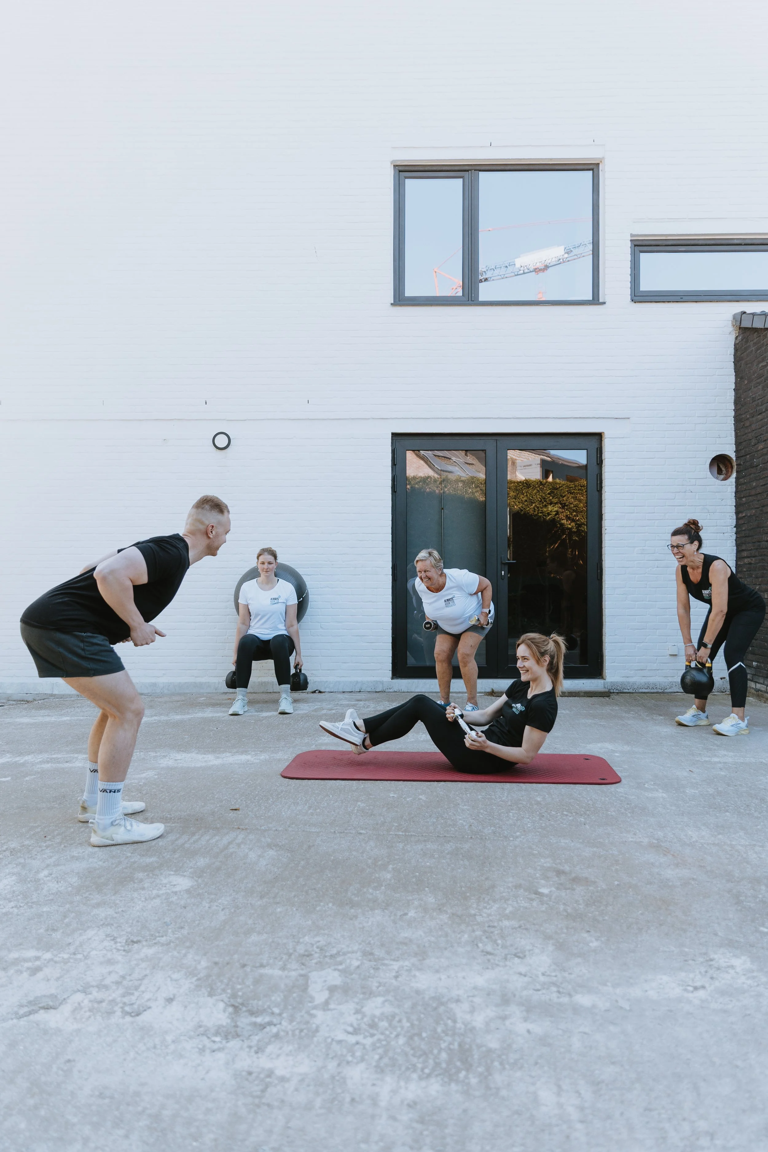 Small group training buiten onder begeleiding van personal trainer