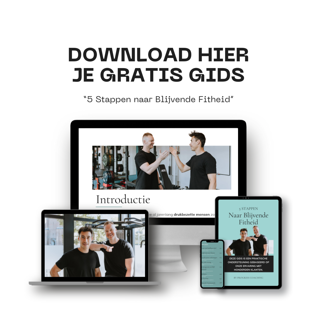 Screenshots van een online coaching of fitness cursus op verschillende apparaten, met afbeeldingen van twee mannen die elkaar high-fiven en lachen, en tekst over fitness en blijvende fitheid.