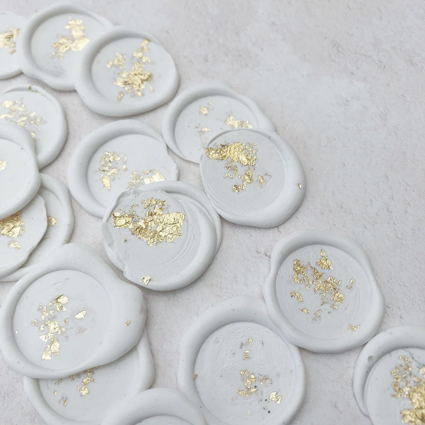 Can&rsquo;t complain with desk views filled with these golden beauties! ✨ 

#waxseal #goldwaxseal #weddingstationery #weddingplanning #weddingdetails #weddingcalligraphy 
#2026wedding #2026weddingplanning