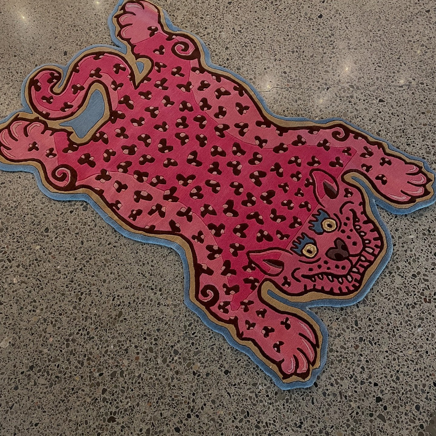 Custom leopard design by @westbay in a Nepali weave, hand-knotted with New Zealand wool on a cotton foundation. This piece features approx. 100 knots per square inch with an embossed pile for added texture and depth 🖼️ made to last a lifetime. Swipe