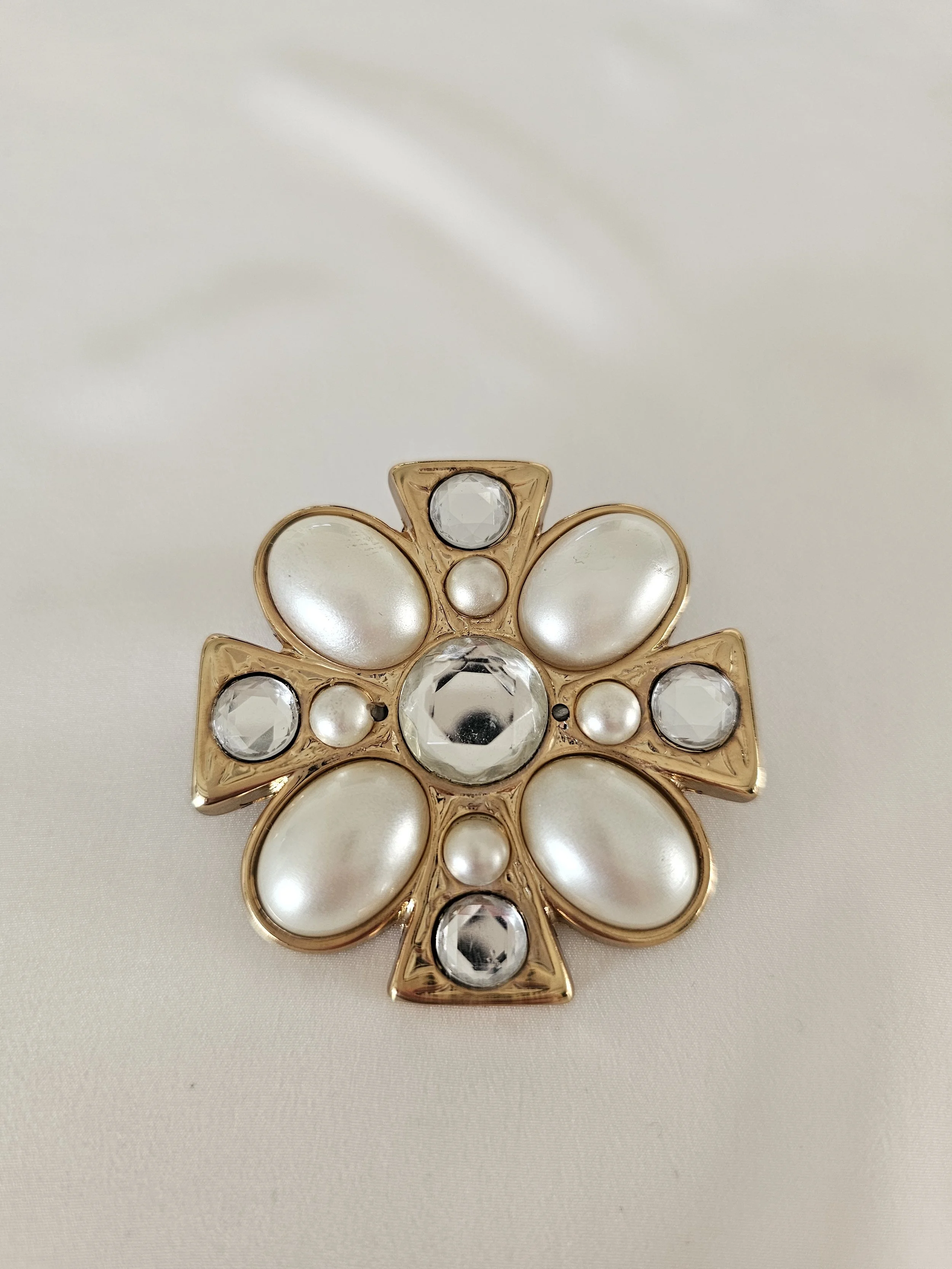 Brooch golden with pearl and rhinestones