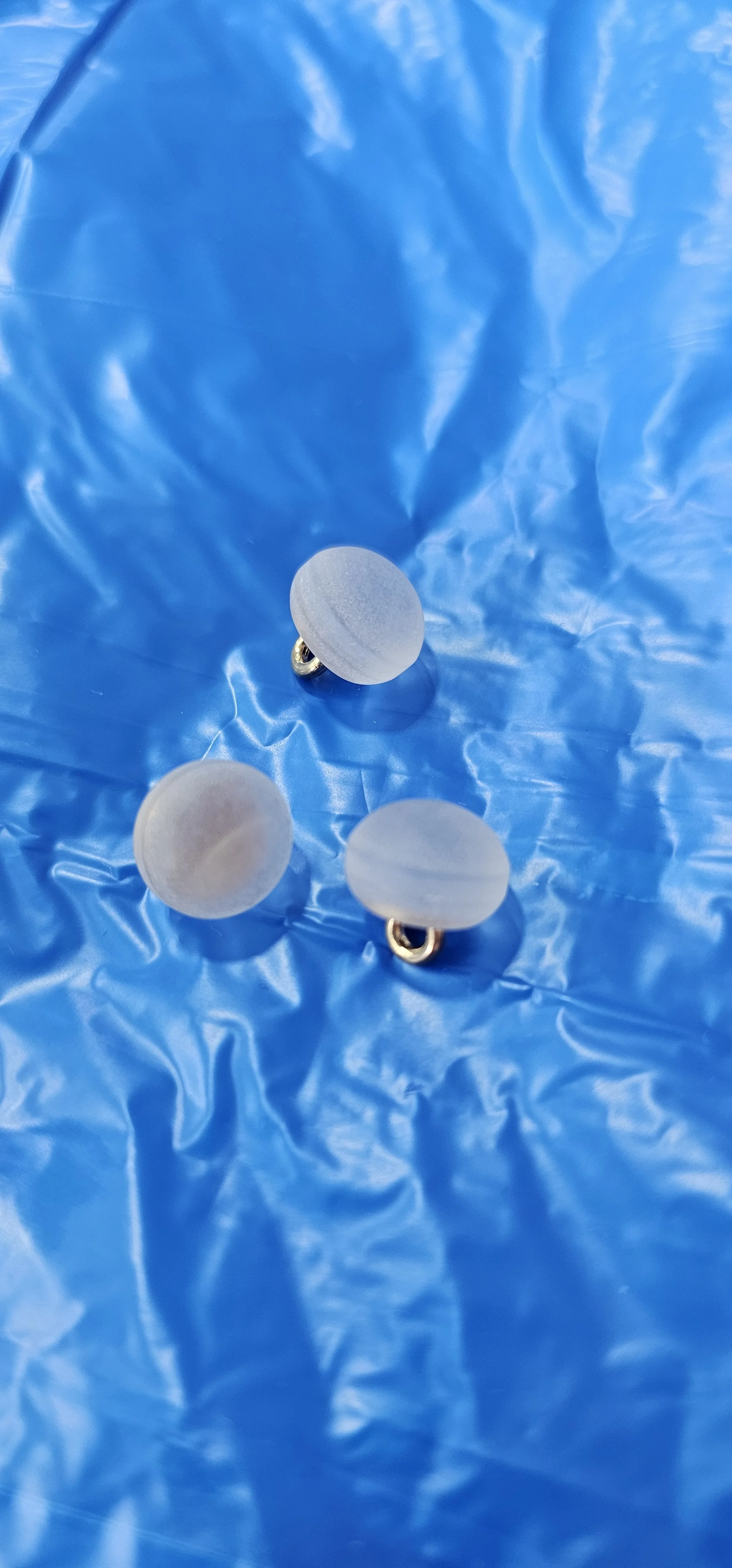 10mm Round blurred effect button on golden shank