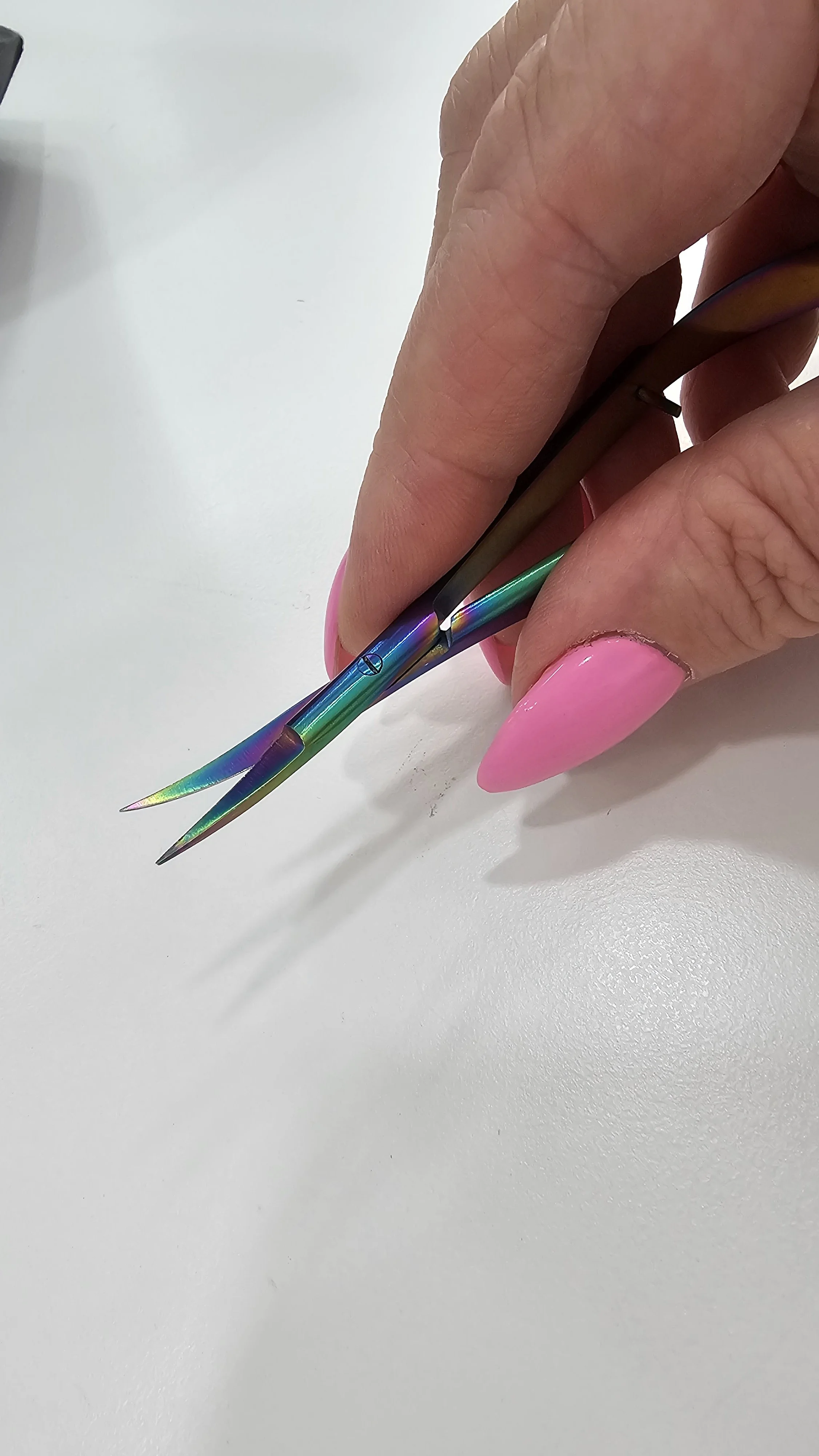 Snip Micro Serrated Titanium Coated Curved lightweight blade for comfortable and effortless cutting.