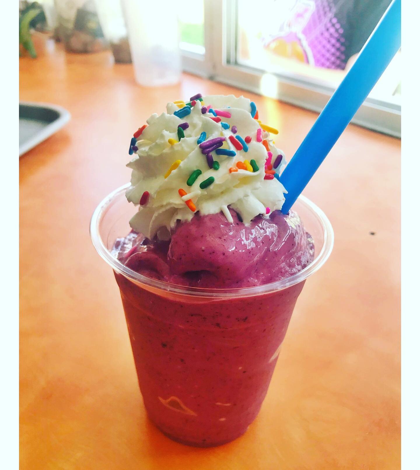 Just gonna leave this here ... 
Berry Strong w/ jimmies ftw!!!
👩&zwj;🎤🌈🦄
Beautyfull weekend ahead, GET SOME ;)
🤙🚐💨
#farmersmarket #foodtruck #shake #smoothie #shoreshake