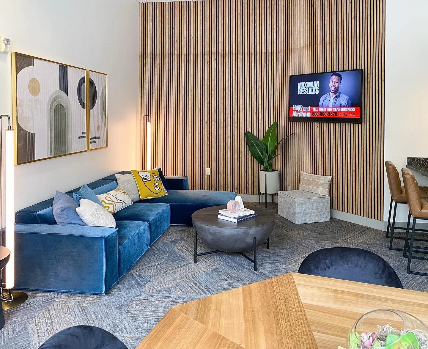 Amazing clubroom transformation. 
👉🏼 swipe to the end to see the before, and what new breath of life fresh paint, a pop of color and a cohesive concept can bring to a space.