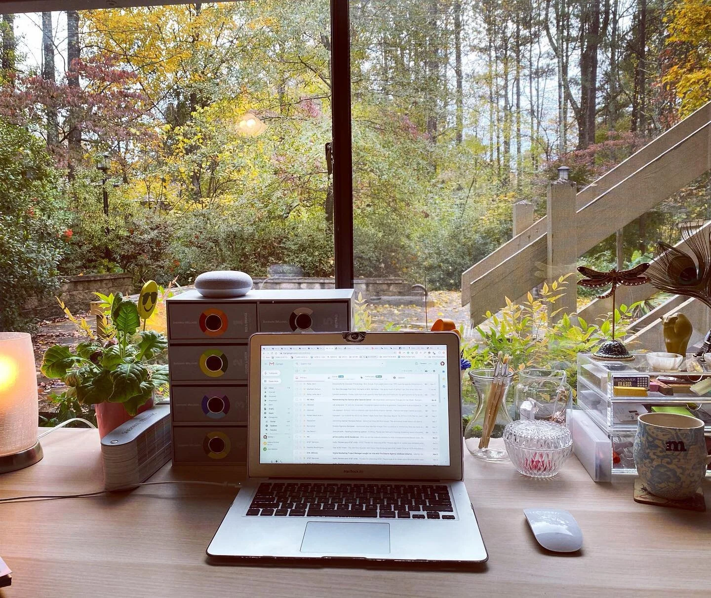 After a long bank holiday weekend, i&rsquo;ve pulled all the sensory stops to help ease the &ldquo;Holidaylag&rdquo; this morning. 🥴 
Started by tidying up my desk and cleaning it with dampened cloth sprinkled with Clary Sage essential Oil - known f