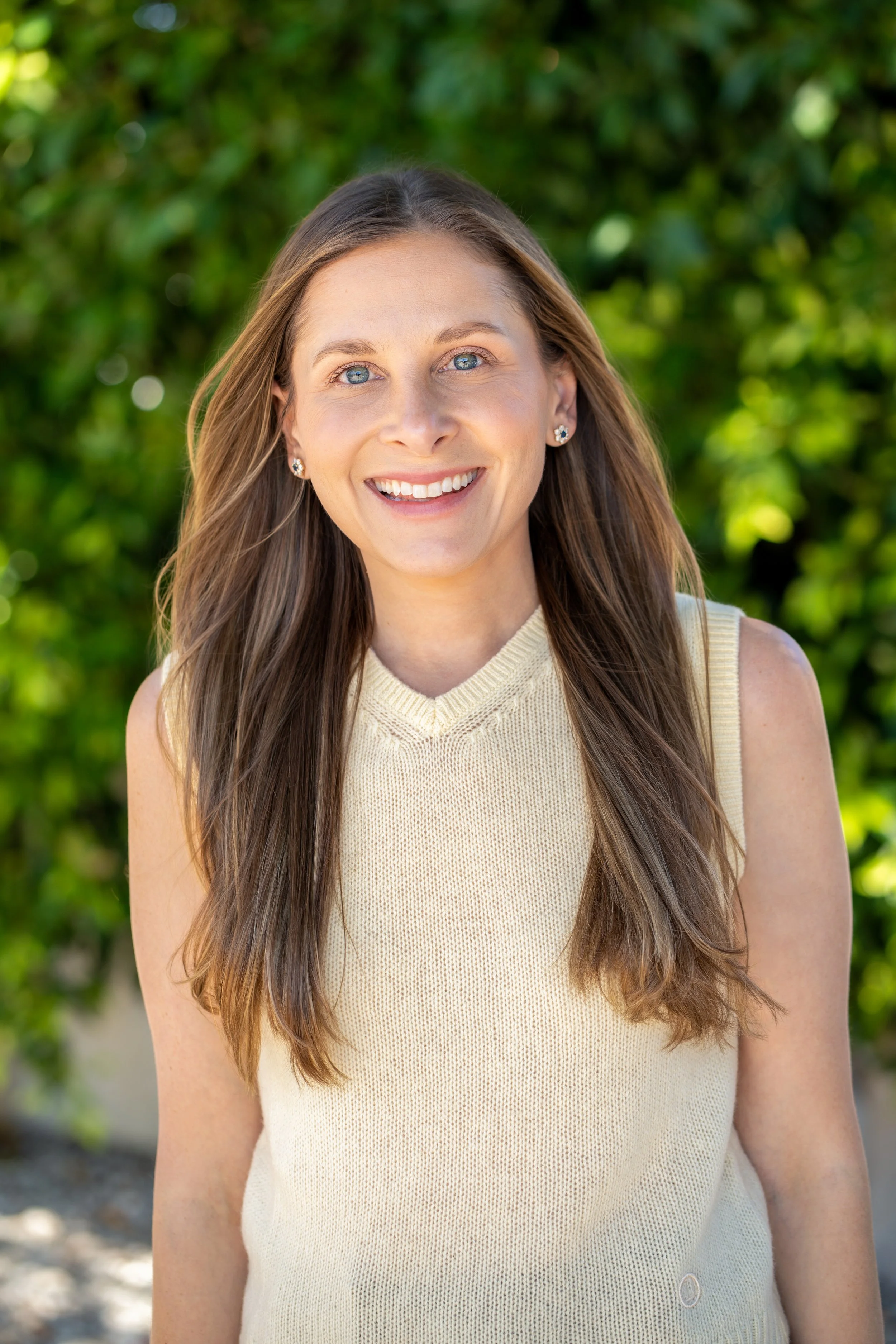 Headshot of Rachel Neporent, a therapist for young women, teens and college students in Los Angeles & California