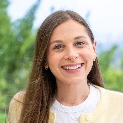 headshot of mom group host rachel neporent