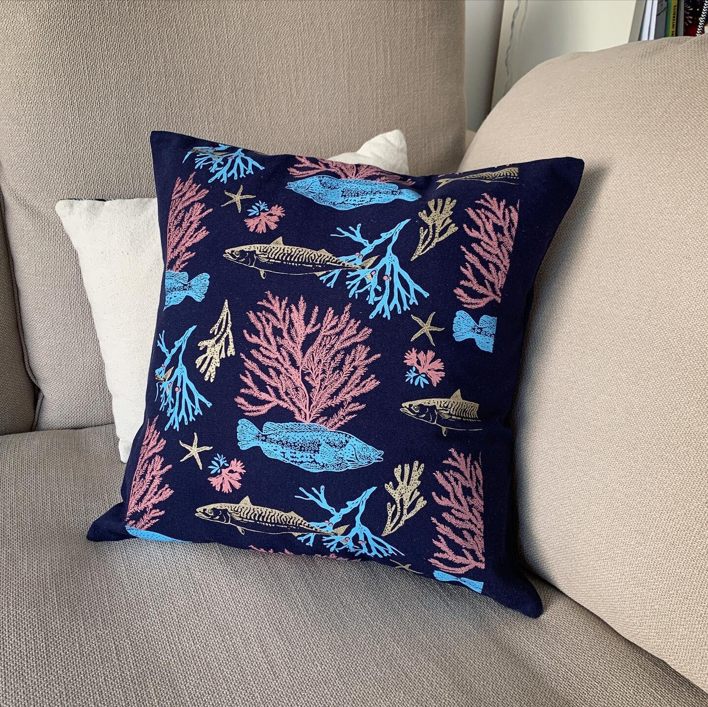 Pi&egrave;ces uniques 🐟 
Coussins 40x40 motif poissons bretons, imprim&eacute;s avec mes dessins en s&eacute;rigraphie artisanale (rose corail, dor&eacute;, bleu glace sur toile de coton bleu marine). Ils sont disponibles en deux exemplaires seuleme