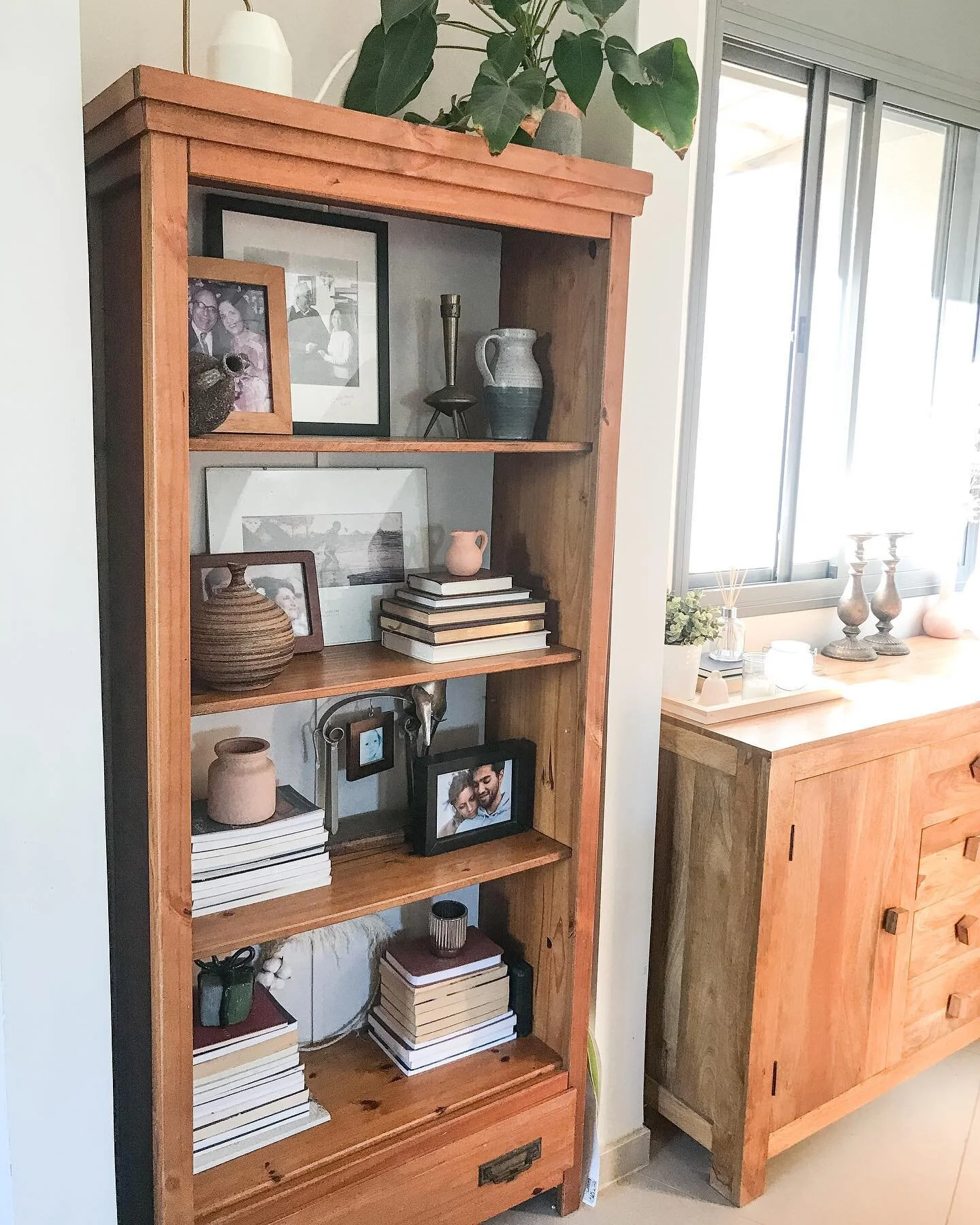 S H E L F I E S

Shelves make me so happy.
Especially when they&rsquo;re styled to spark joy!

Wood is my favourite, and all things natural, books, art and special items just create such an invitation into our stories&hellip;

Who&rsquo;s your favour