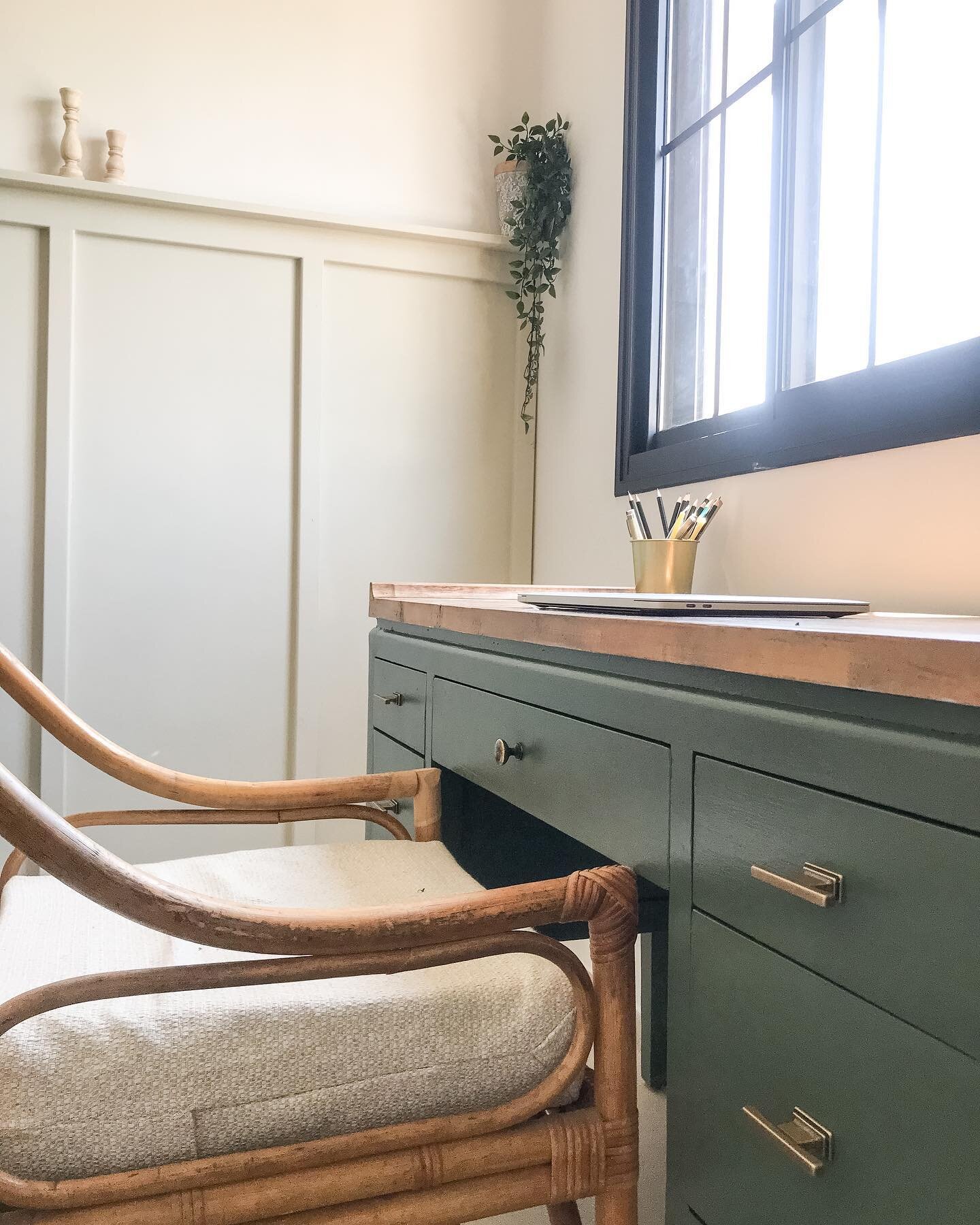 I N S P I R E

I don&rsquo;t know about you, but it&rsquo;s the little things in a space that inspire me and make me my most productive.

The shade of green.
The upgraded hardware.
The Pannelling.
The stunning candlesticks that sit perfectly on the s