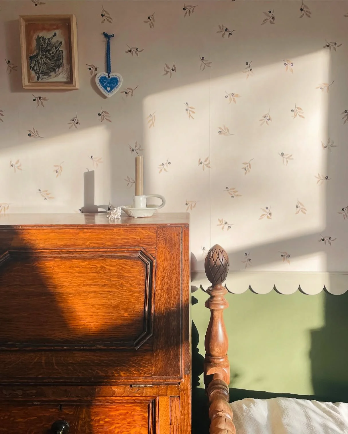 Quiet Moments

What every teen needs but probably can&rsquo;t give themselves - enter - mother dearest! 

It was an absolute joy to create this haven for my girl, and we are obsessed with the scalloped trim that @craftymdf gifted us for this project,