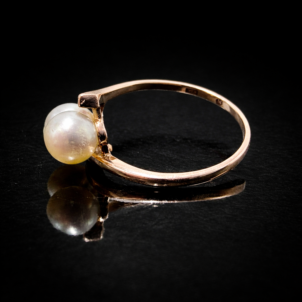 Elegant rose gold pearl ring.png