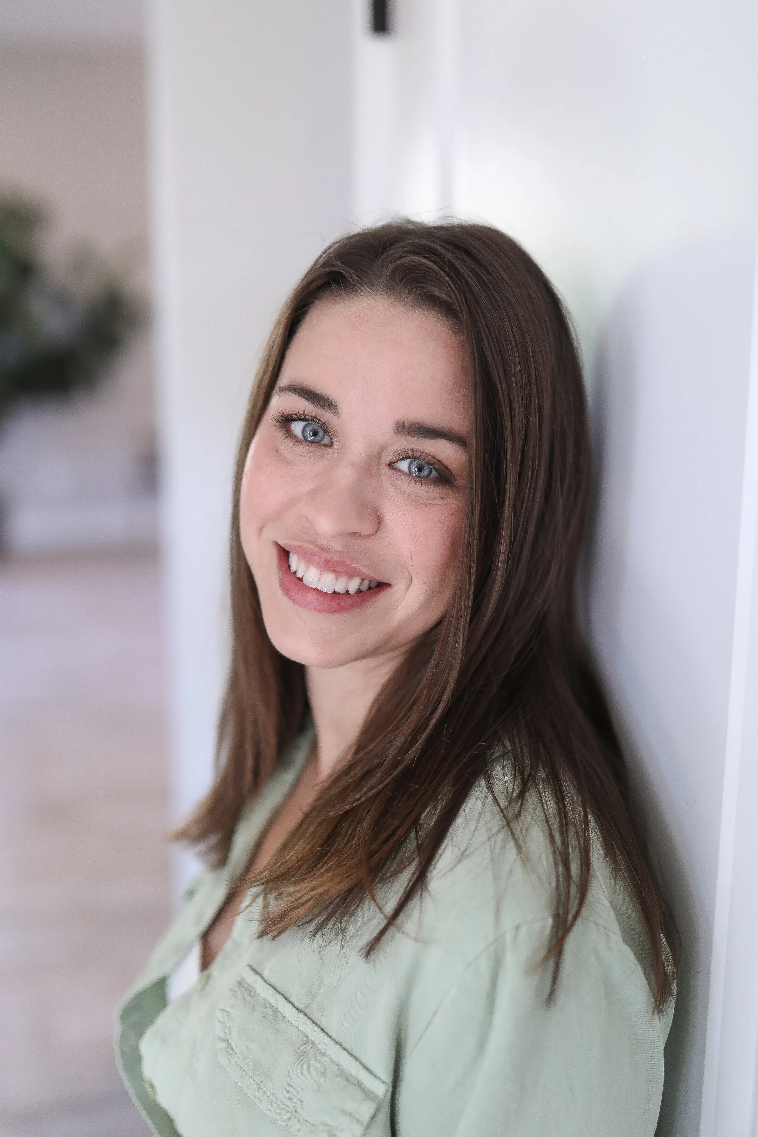 Image of doula samantha looking at you with an warm smile.