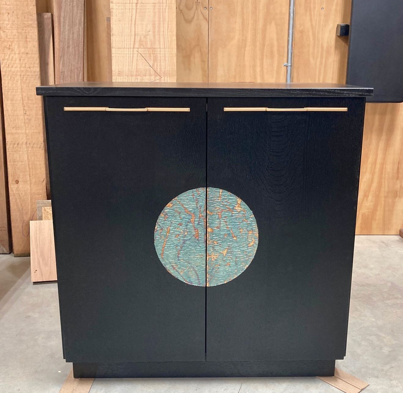 Here is the cabinet that will accompany the vanity from yesterday. Same same on materials and finish, but I liked the way this patination turned out.

*
*
*
#vvfurniture #customfurniture #cabinetmaking #customcabinets #woodworking #gilding #patinatio