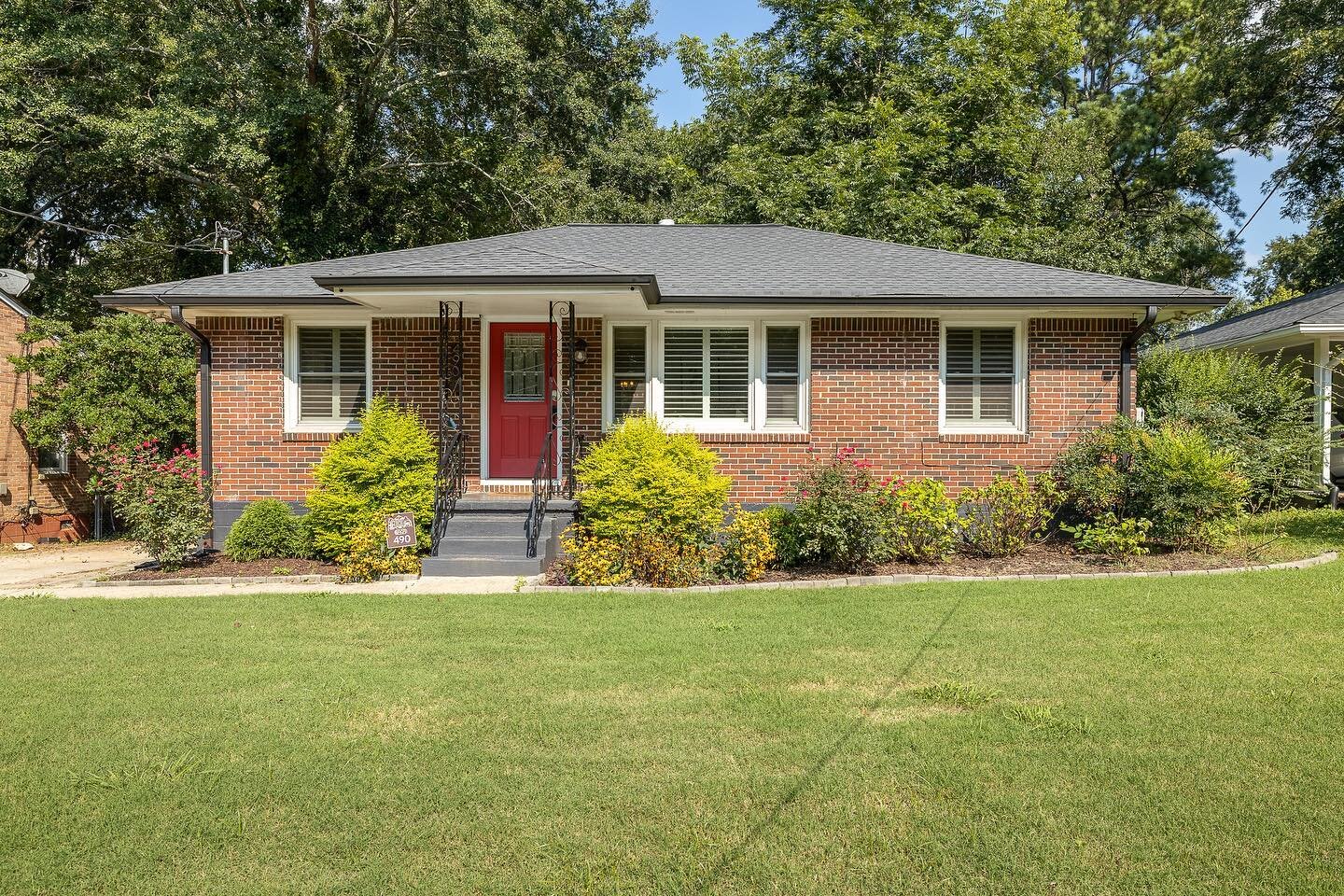 Just listed in EAV! This 3br, 1ba renovated ranch is conveniently located close to the village, with easy access to the interstate. Contact @kjatlanta or @champxatlanta for more info. Staging by @endvisionatlanta and photos by @stabler