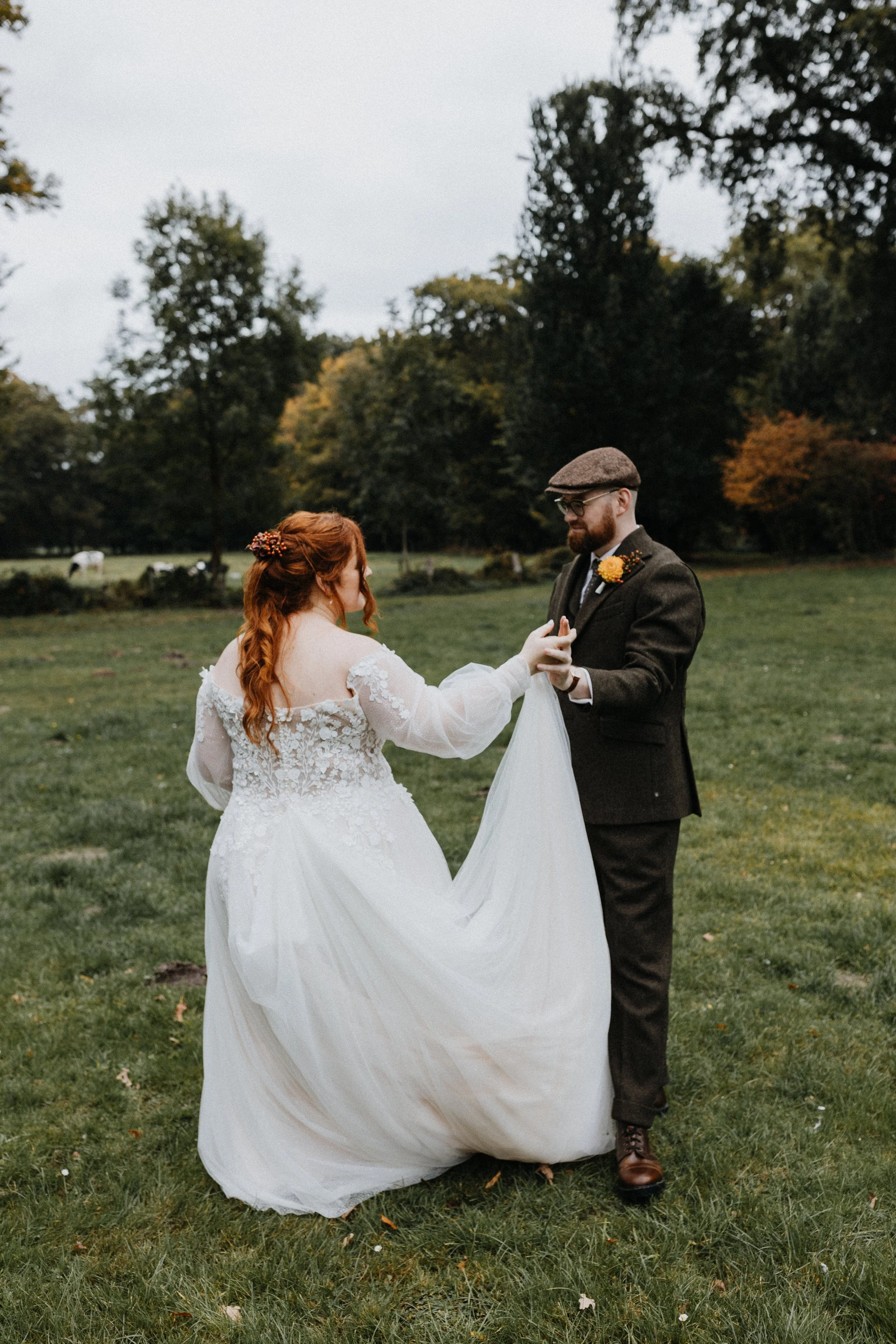 Dokumentarisches Foto: Brautpaar tanzt glücklich auf einer grünen Wiese im Knoops Park in Bremen
