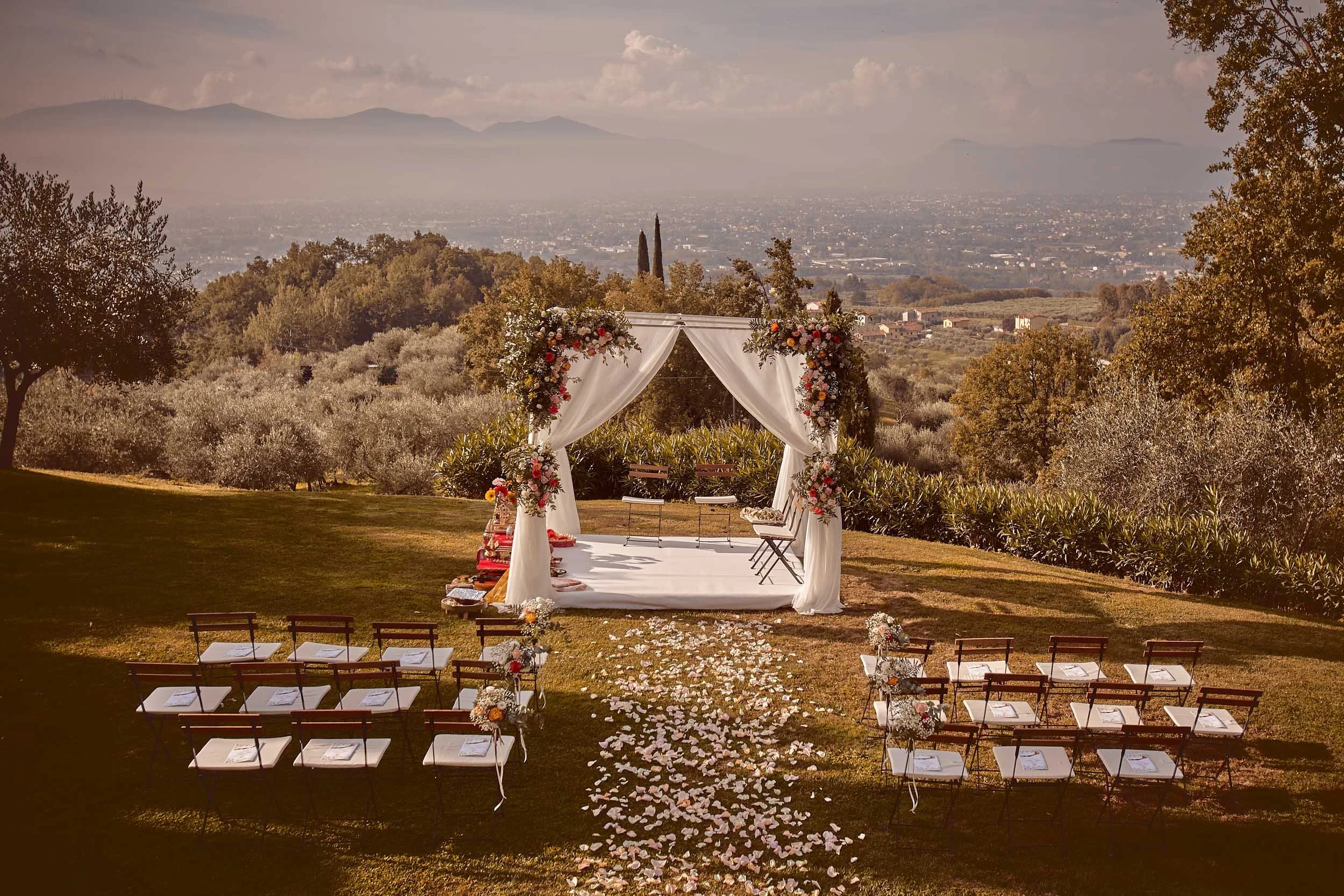 Altar and guest seating on a hill