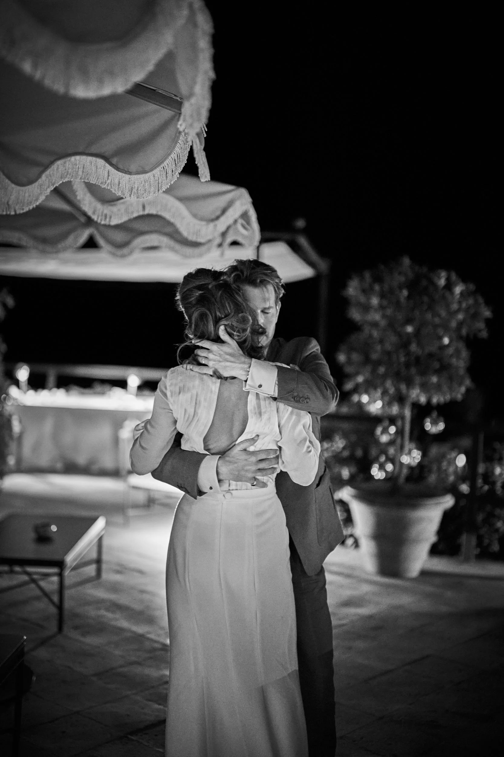 Intimate destination wedding in Italy — bride and groom first dance on the terrace at Hotel Il Pellicano (black and white).