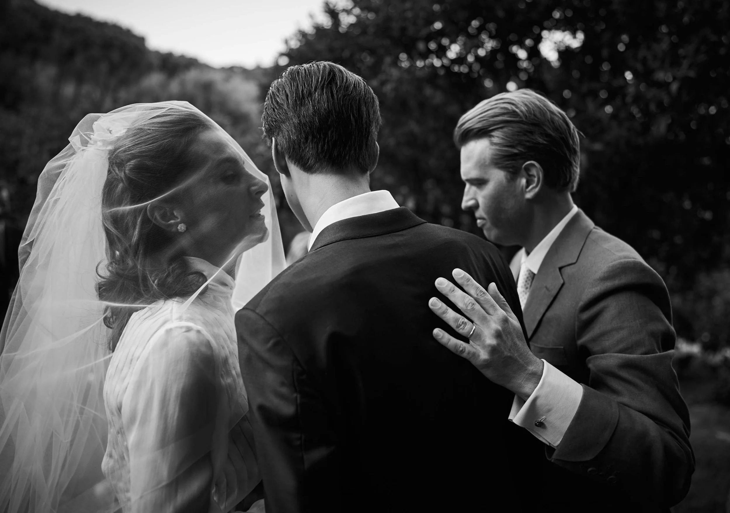 Caroline and Niels —Destination Wedding - intimate family moment before the ceremony at Hotel Il Pellicano (black and white)