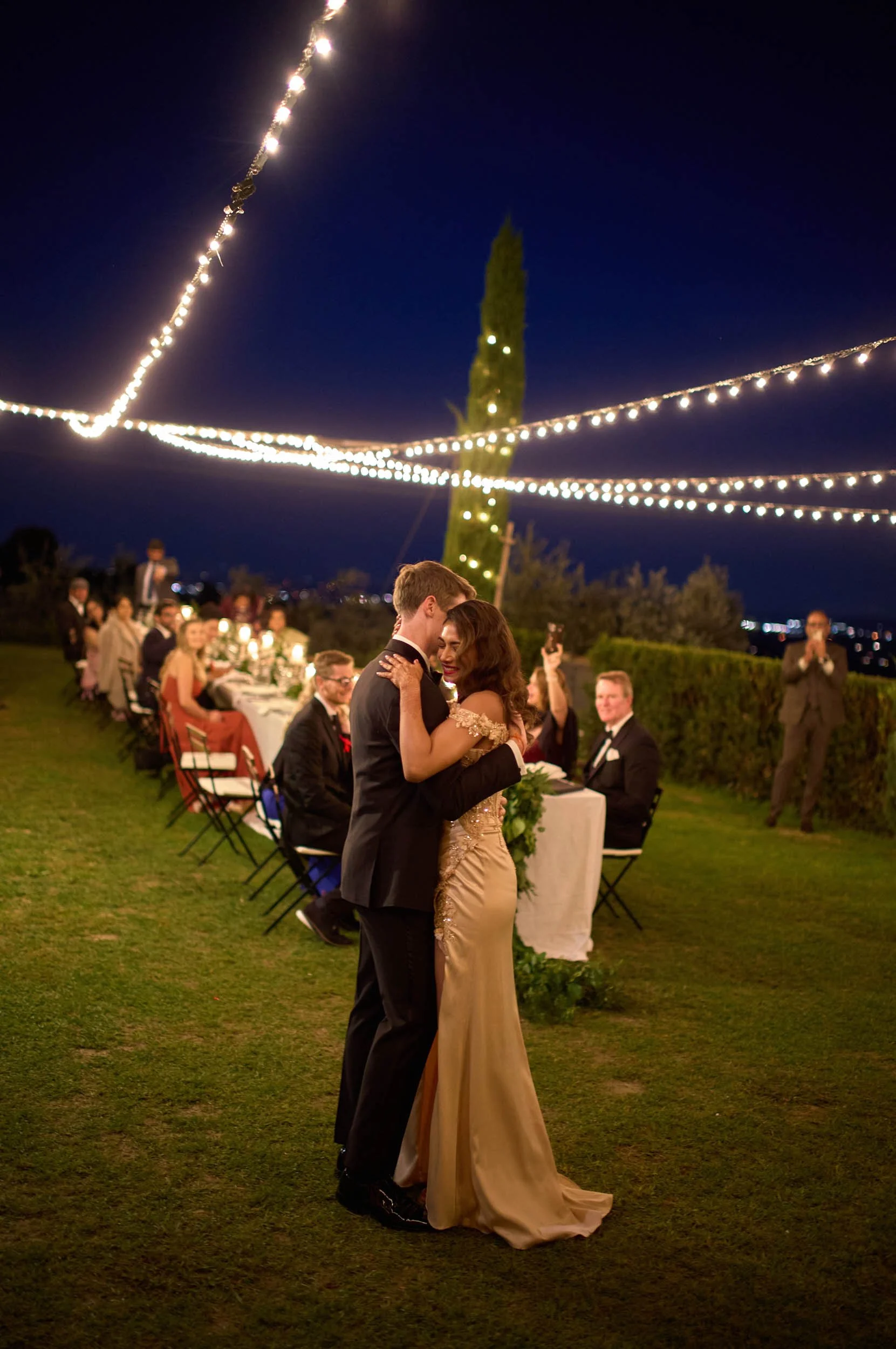 First dance at blue hour in front of the imperial table