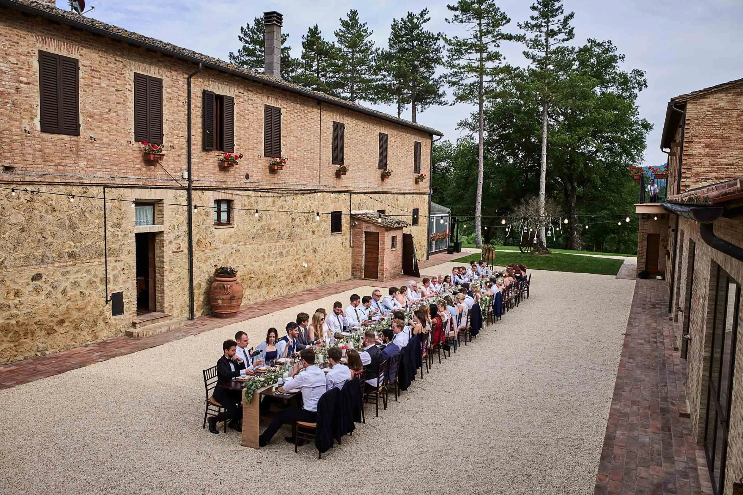 Imperial table with all guests and the couple during an intimate wedding dinner near San Galgano Abbey