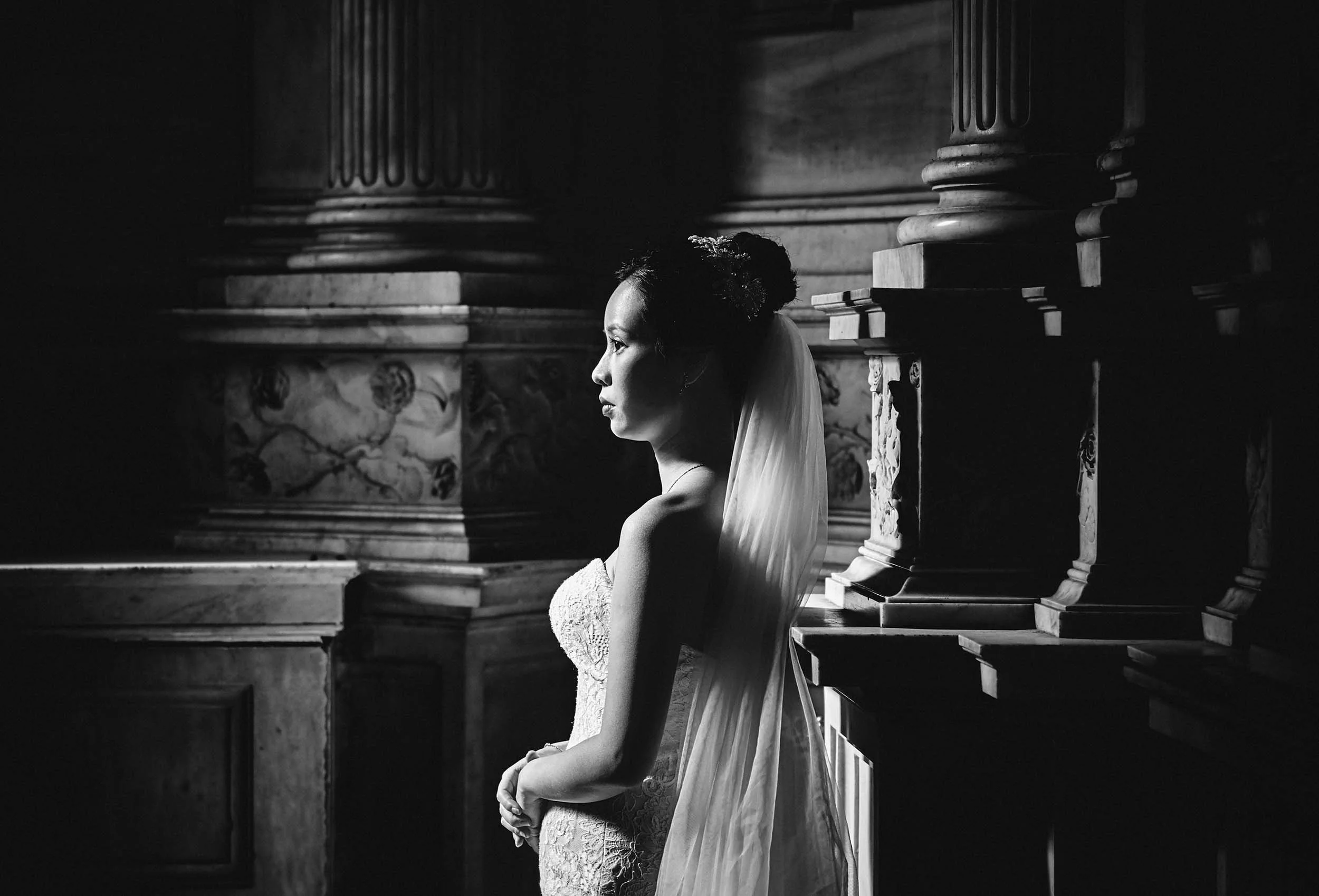Cinematic black and white profile portrait of a bride, emphasizing shadow and silence. Autumn wedding inspiration by NOVE100.