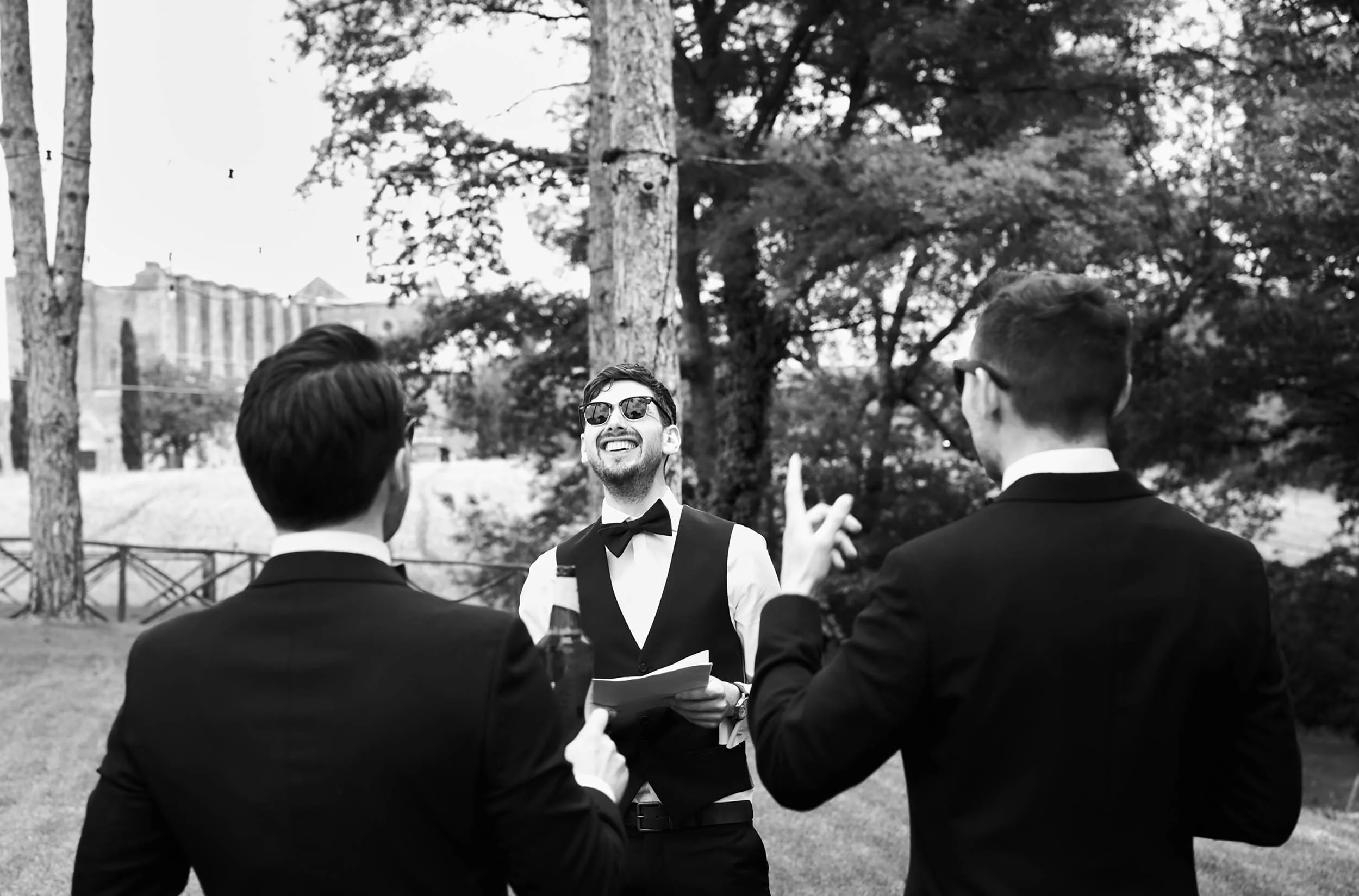 Groom preparing his speech with groomsmen (black and white)