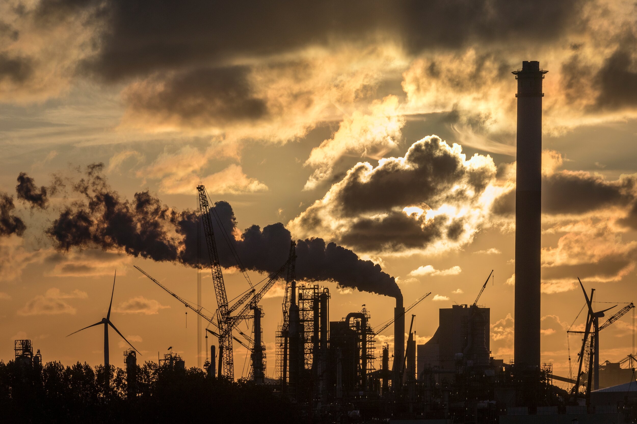 air-pollution-industrial-skyline-at-dusk-rotterdam-4ZQU6JU.jpg