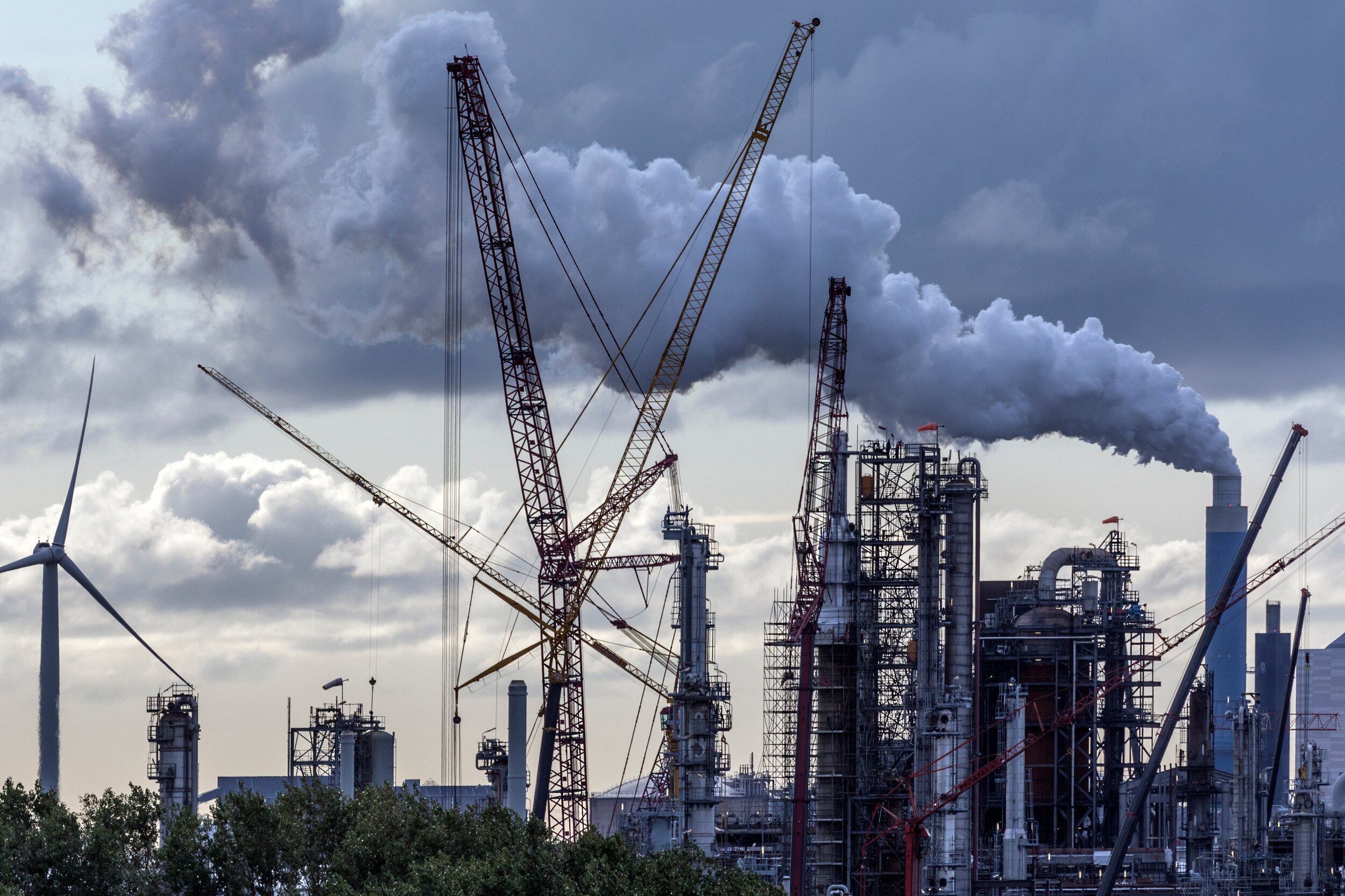 an-industrial-skyline-at-dusk-rotterdam-netherland-48ZD887.jpg