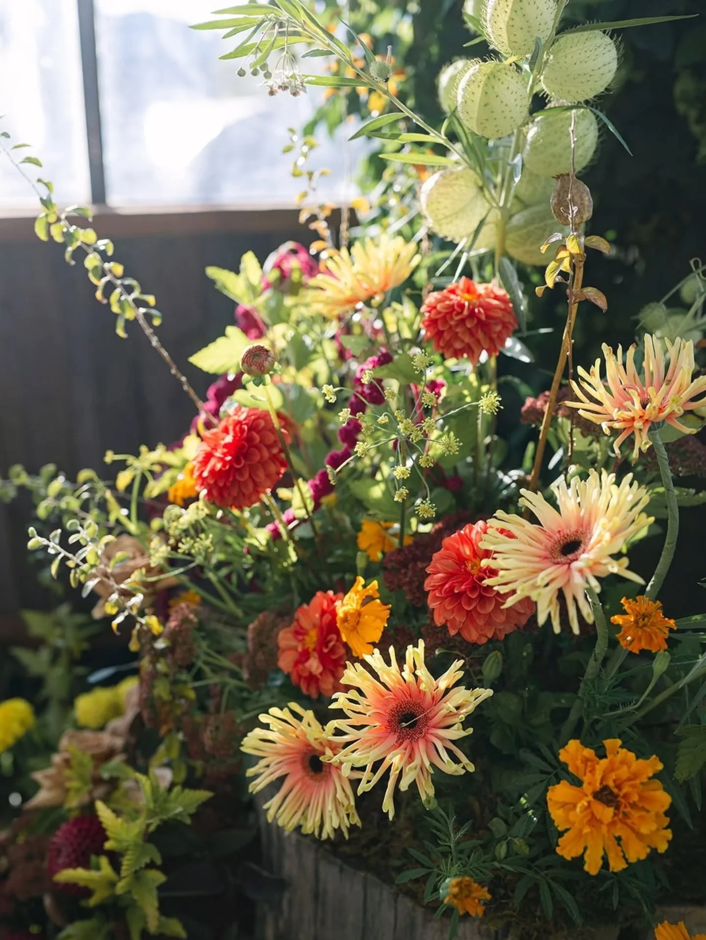 Some sunshine for your viewing pleasure. 🌼 Lindsay + Jeff's joyful day was filled with buttery botanicals and fruit, because it felt right. 🌼🍯🌞✨🍋🍐 
Planning / @heirloomeventsdesign 
Photography / @northernglowphoto 
Venue / @blackcatboulder 
Re