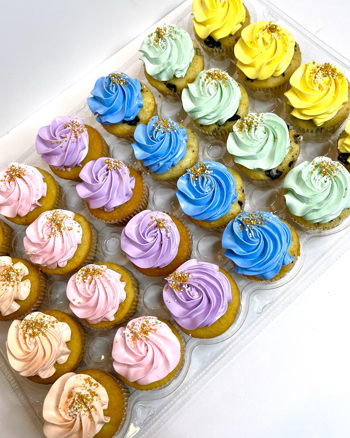 Rainbow colored cupcakes ❤️🧡💛💚💙💜

#rainbowcupcakes #delishcupcakes #mamaramsaysdesserts #mamaramsay #whenyoucalljustaskformama #colorfulcupcakes #Moderncake #customcakesatlanta #thebakefeed #bakestagram #bakinggoals #instayum #girlcakes #iloveba