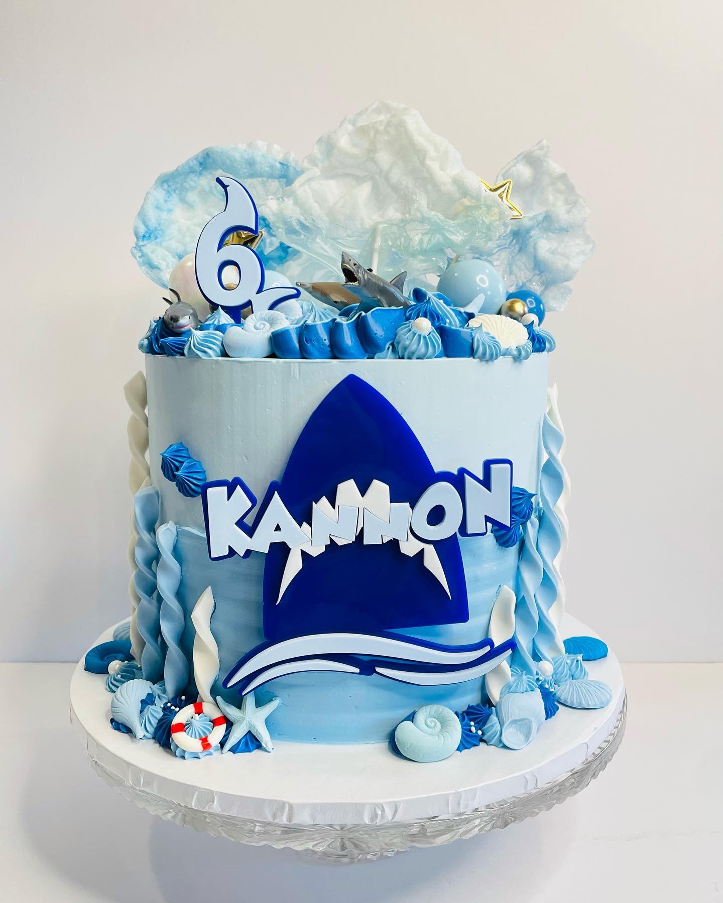 Shark cake! 🦈🌊
I had so much fun making this adorable cake. Happy birthday Kannon! 💙

#sharkcakes #sharkcake #mamaramsaysdesserts #mamaramsay #whenyoucalljustaskformama #oceancakes #Moderncake #customcakesatlanta #thebakefeed #bakestagram #bakingg